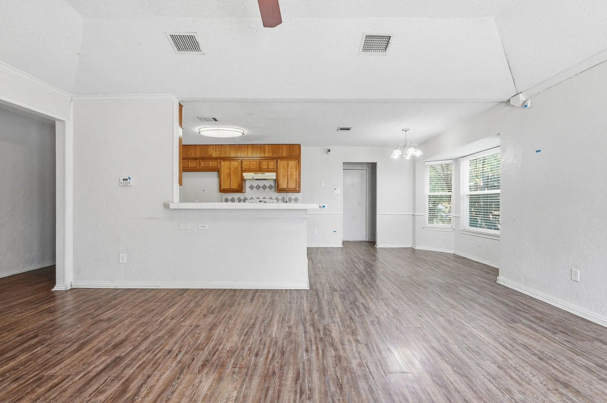 Single Family Residence For Sale in Tarrant County , 6017 Sundown Drive, Watauga, Texas 76148, 3 Bedroom, 2 Bathroom, 2 Garage spaces, 1,446 Sqft, built in 1987, mls#21369173, Real Estate Agent in Watauga, Homes For Sale in Tarrant county, Homes For Sale in Watauga, Realtor in Watauga Texas, Real Estate Brokerage Independent Realty Texas, Luminita Cordes Realtor