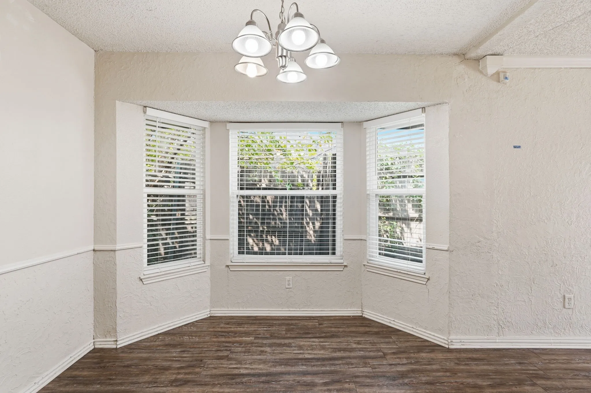 Single Family Residence For Sale in Tarrant County , 6017 Sundown Drive, Watauga, Texas 76148, 3 Bedroom, 2 Bathroom, 2 Garage spaces, 1,446 Sqft, built in 1987, mls#21369173, Real Estate Agent in Watauga, Homes For Sale in Tarrant county, Homes For Sale in Watauga, Realtor in Watauga Texas, Real Estate Brokerage Independent Realty Texas, Luminita Cordes Realtor