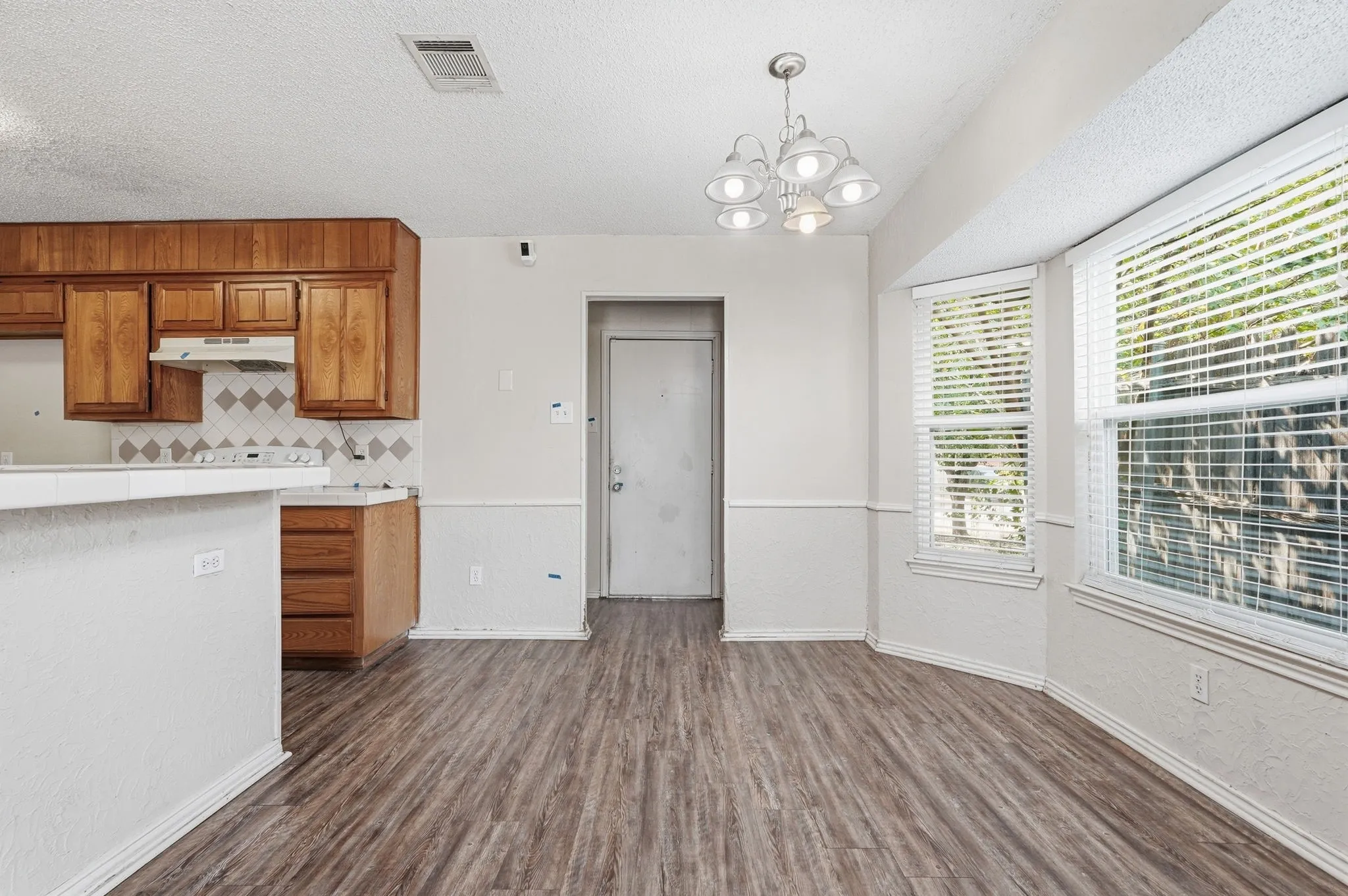 Single Family Residence For Sale in Tarrant County , 6017 Sundown Drive, Watauga, Texas 76148, 3 Bedroom, 2 Bathroom, 2 Garage spaces, 1,446 Sqft, built in 1987, mls#21369173, Real Estate Agent in Watauga, Homes For Sale in Tarrant county, Homes For Sale in Watauga, Realtor in Watauga Texas, Real Estate Brokerage Independent Realty Texas, Luminita Cordes Realtor