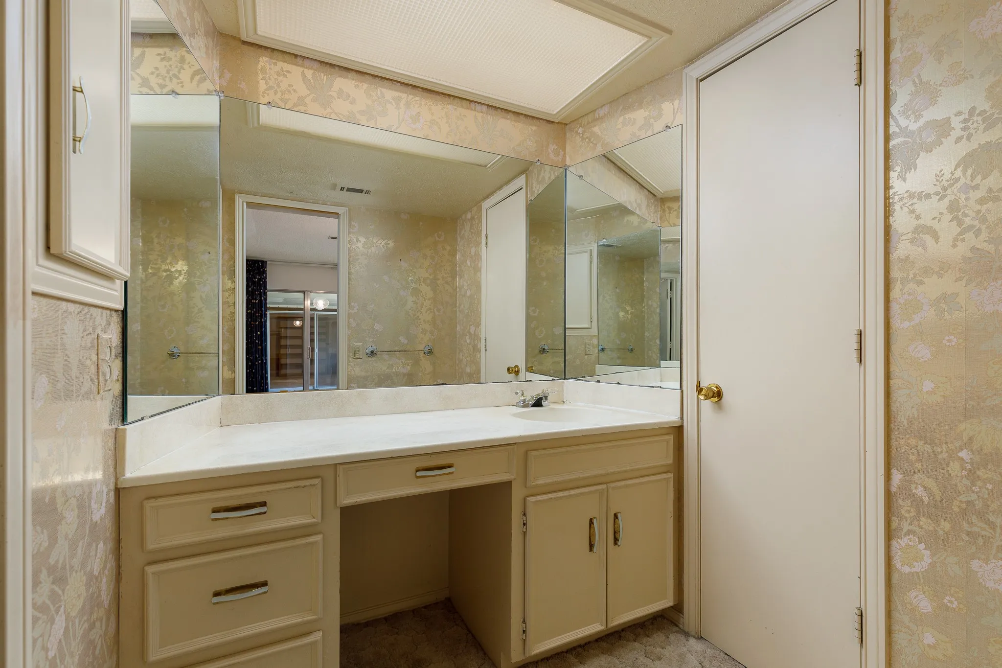 Single Family Residence For Sale in Dallas County , 6928 Mill Falls Drive, Dallas, Texas 75248, 4 Bedroom, 3 Bathroom, 2 Garage spaces, 2,489 Sqft, built in 1975, mls#21369816, Real Estate Agent in Dallas, Homes For Sale in Dallas county, Homes For Sale in Dallas, Realtor in Dallas Texas, Real Estate Brokerage Independent Realty Texas, Luminita Cordes Realtor