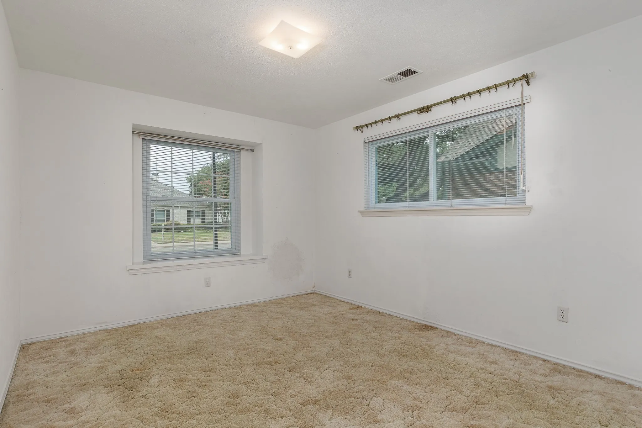 Single Family Residence For Sale in Dallas County , 6928 Mill Falls Drive, Dallas, Texas 75248, 4 Bedroom, 3 Bathroom, 2 Garage spaces, 2,489 Sqft, built in 1975, mls#21369816, Real Estate Agent in Dallas, Homes For Sale in Dallas county, Homes For Sale in Dallas, Realtor in Dallas Texas, Real Estate Brokerage Independent Realty Texas, Luminita Cordes Realtor