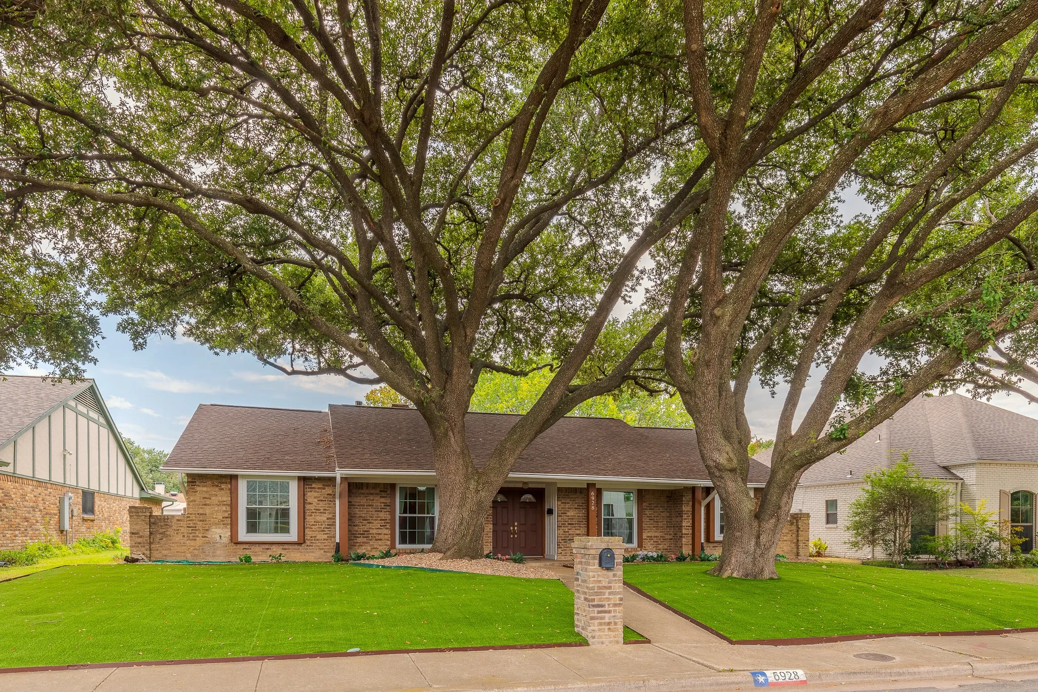 Single Family Residence For Sale in Dallas County , 6928 Mill Falls Drive, Dallas, Texas 75248, 4 Bedroom, 3 Bathroom, 2 Garage spaces, 2,489 Sqft, built in 1975, mls#21369816, Real Estate Agent in Dallas, Homes For Sale in Dallas county, Homes For Sale in Dallas, Realtor in Dallas Texas, Real Estate Brokerage Independent Realty Texas, Luminita Cordes Realtor
