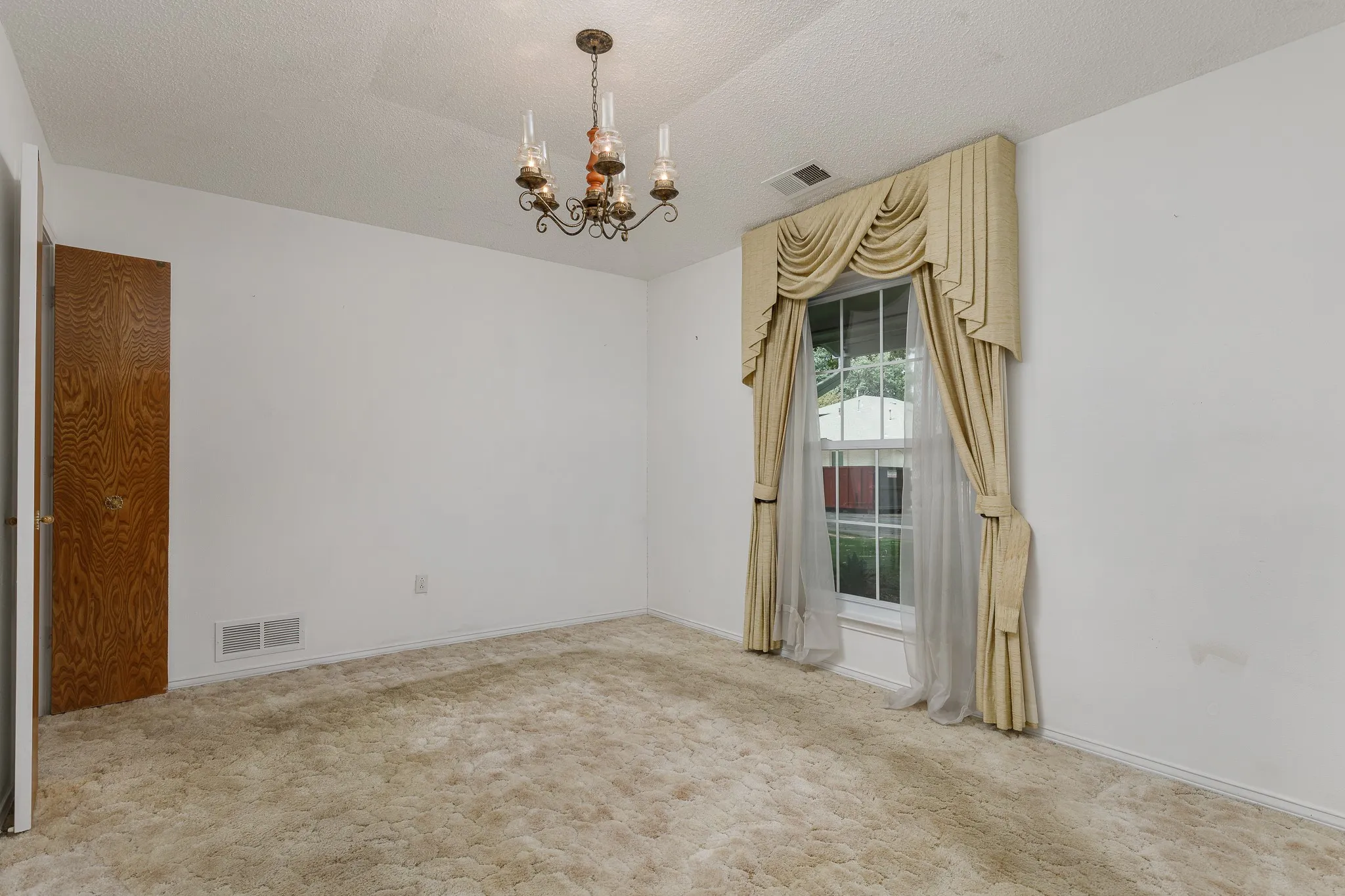 Single Family Residence For Sale in Dallas County , 6928 Mill Falls Drive, Dallas, Texas 75248, 4 Bedroom, 3 Bathroom, 2 Garage spaces, 2,489 Sqft, built in 1975, mls#21369816, Real Estate Agent in Dallas, Homes For Sale in Dallas county, Homes For Sale in Dallas, Realtor in Dallas Texas, Real Estate Brokerage Independent Realty Texas, Luminita Cordes Realtor