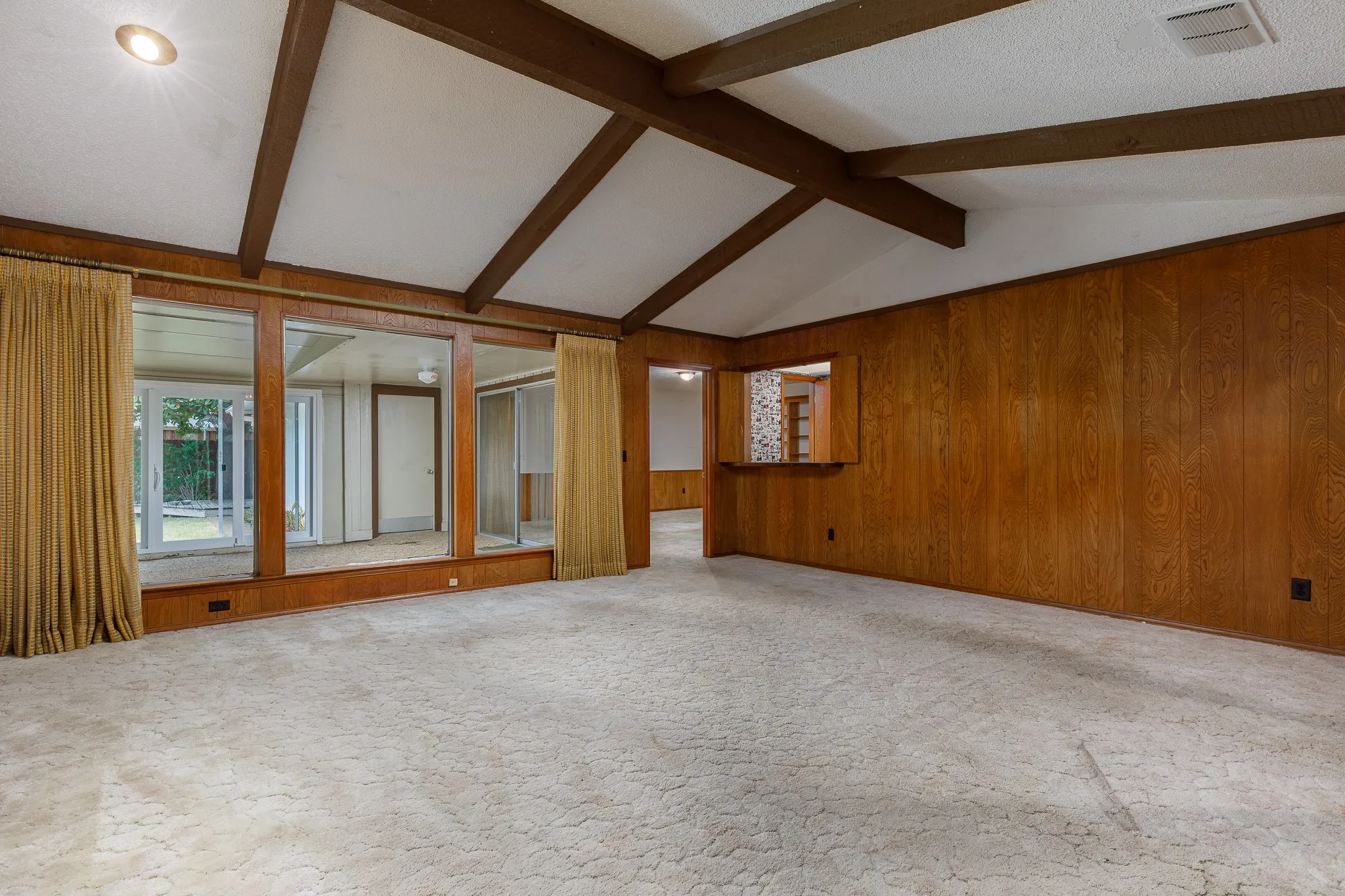Single Family Residence For Sale in Dallas County , 6928 Mill Falls Drive, Dallas, Texas 75248, 4 Bedroom, 3 Bathroom, 2 Garage spaces, 2,489 Sqft, built in 1975, mls#21369816, Real Estate Agent in Dallas, Homes For Sale in Dallas county, Homes For Sale in Dallas, Realtor in Dallas Texas, Real Estate Brokerage Independent Realty Texas, Luminita Cordes Realtor