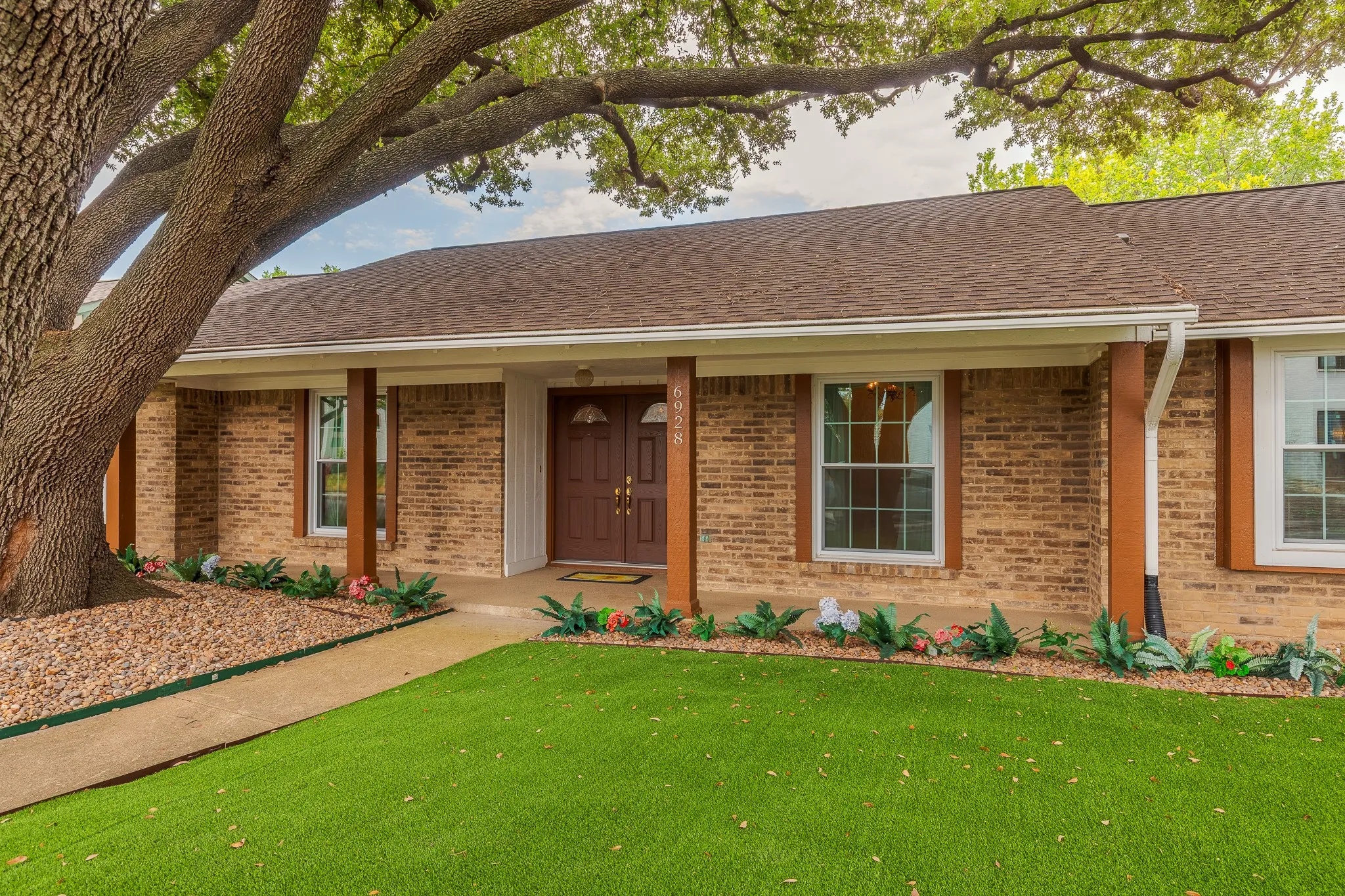 Single Family Residence For Sale in Dallas County , 6928 Mill Falls Drive, Dallas, Texas 75248, 4 Bedroom, 3 Bathroom, 2 Garage spaces, 2,489 Sqft, built in 1975, mls#21369816, Real Estate Agent in Dallas, Homes For Sale in Dallas county, Homes For Sale in Dallas, Realtor in Dallas Texas, Real Estate Brokerage Independent Realty Texas, Luminita Cordes Realtor