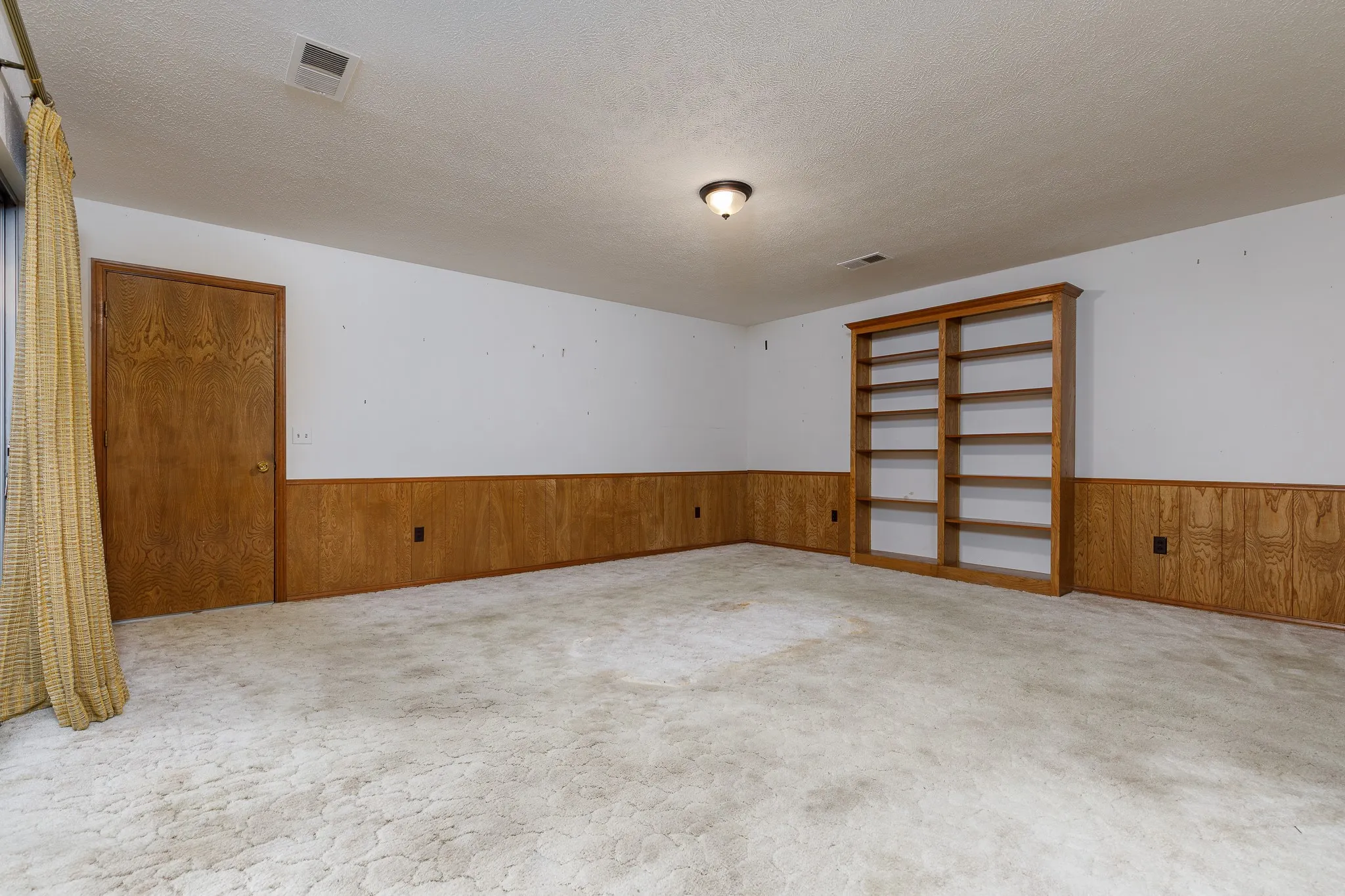Single Family Residence For Sale in Dallas County , 6928 Mill Falls Drive, Dallas, Texas 75248, 4 Bedroom, 3 Bathroom, 2 Garage spaces, 2,489 Sqft, built in 1975, mls#21369816, Real Estate Agent in Dallas, Homes For Sale in Dallas county, Homes For Sale in Dallas, Realtor in Dallas Texas, Real Estate Brokerage Independent Realty Texas, Luminita Cordes Realtor