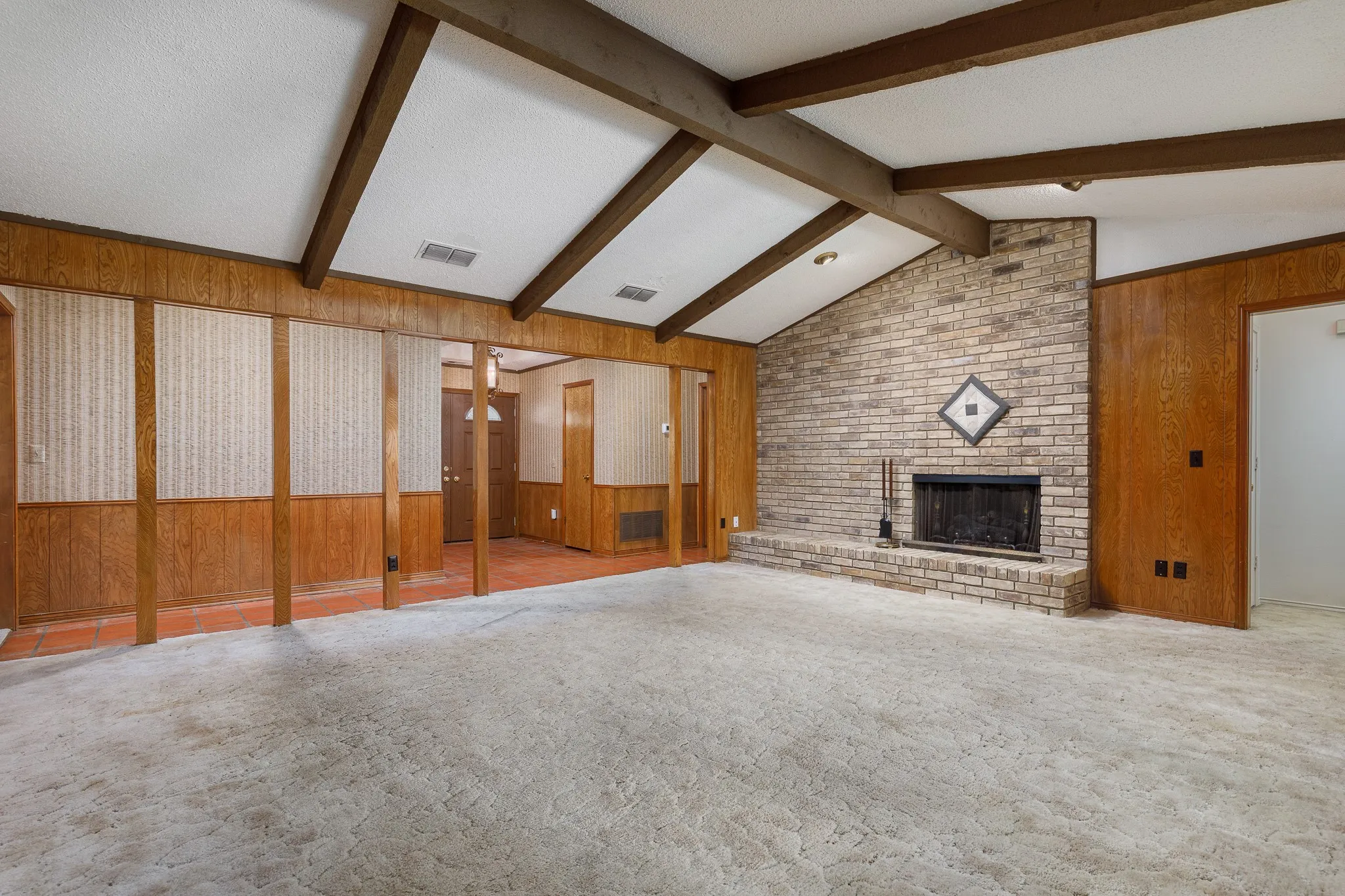 Single Family Residence For Sale in Dallas County , 6928 Mill Falls Drive, Dallas, Texas 75248, 4 Bedroom, 3 Bathroom, 2 Garage spaces, 2,489 Sqft, built in 1975, mls#21369816, Real Estate Agent in Dallas, Homes For Sale in Dallas county, Homes For Sale in Dallas, Realtor in Dallas Texas, Real Estate Brokerage Independent Realty Texas, Luminita Cordes Realtor