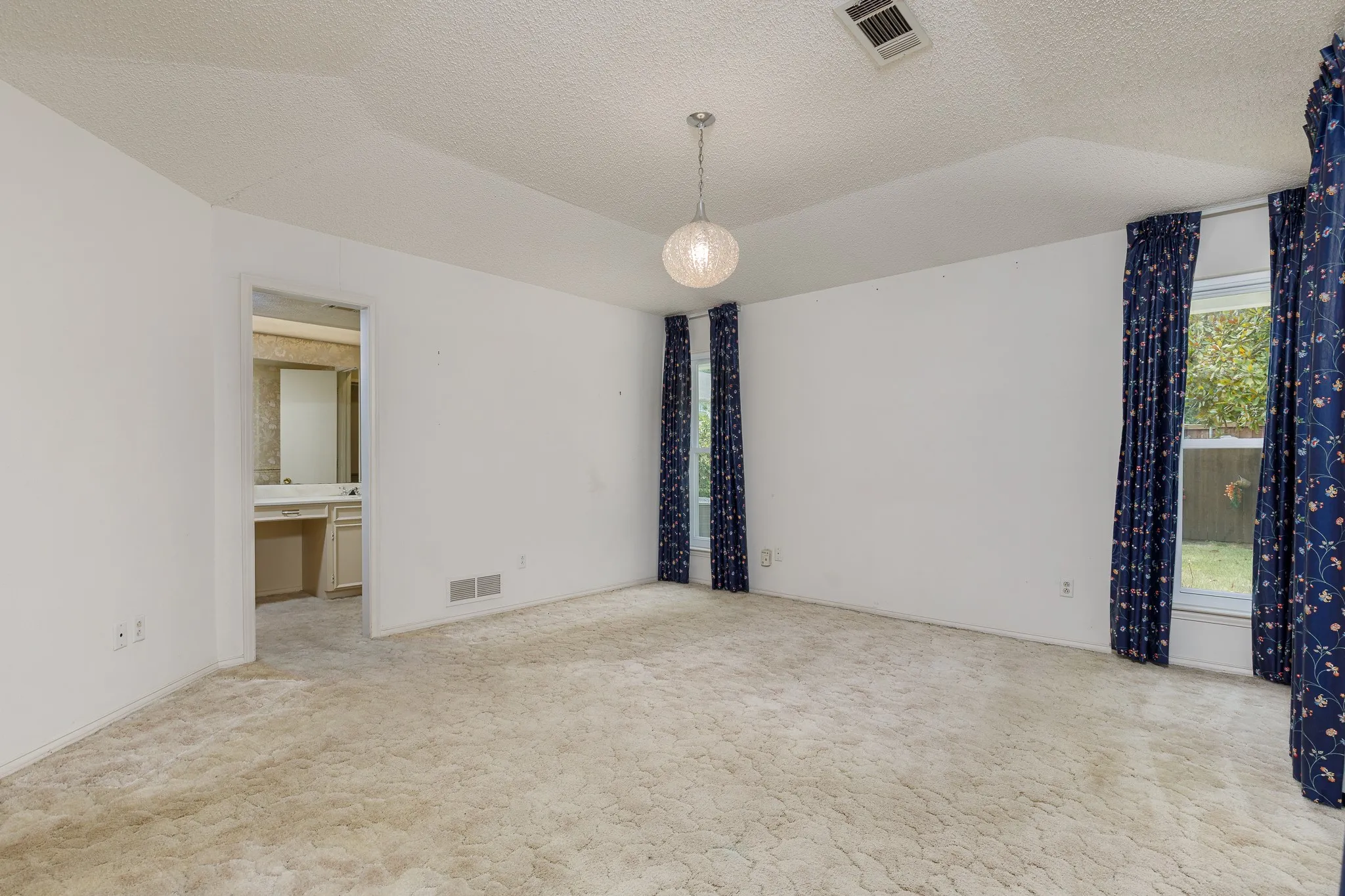 Single Family Residence For Sale in Dallas County , 6928 Mill Falls Drive, Dallas, Texas 75248, 4 Bedroom, 3 Bathroom, 2 Garage spaces, 2,489 Sqft, built in 1975, mls#21369816, Real Estate Agent in Dallas, Homes For Sale in Dallas county, Homes For Sale in Dallas, Realtor in Dallas Texas, Real Estate Brokerage Independent Realty Texas, Luminita Cordes Realtor