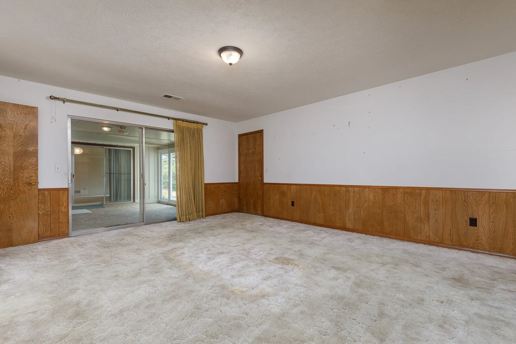 Single Family Residence For Sale in Dallas County , 6928 Mill Falls Drive, Dallas, Texas 75248, 4 Bedroom, 3 Bathroom, 2 Garage spaces, 2,489 Sqft, built in 1975, mls#21369816, Real Estate Agent in Dallas, Homes For Sale in Dallas county, Homes For Sale in Dallas, Realtor in Dallas Texas, Real Estate Brokerage Independent Realty Texas, Luminita Cordes Realtor