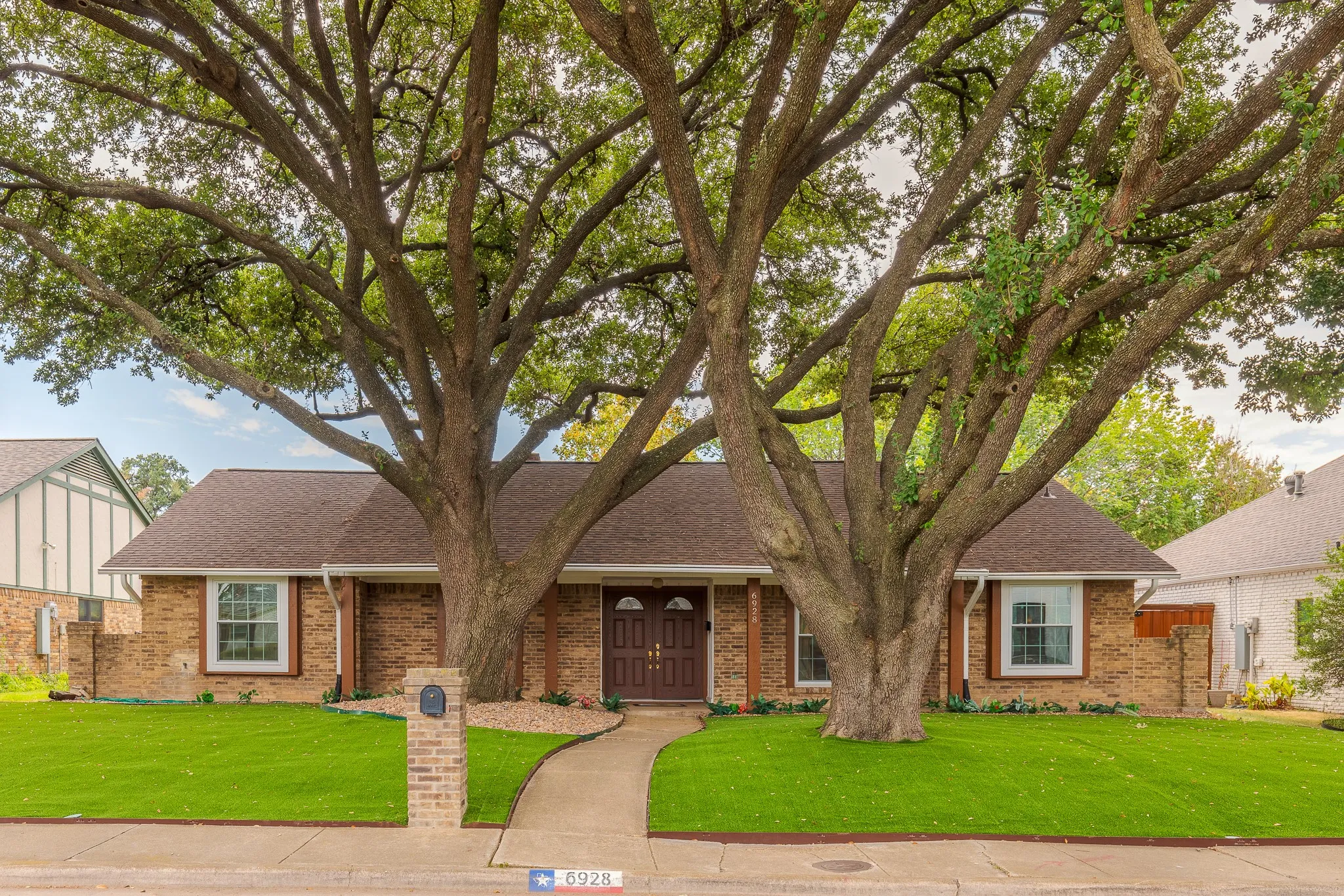 Single Family Residence For Sale in Dallas County , 6928 Mill Falls Drive, Dallas, Texas 75248, 4 Bedroom, 3 Bathroom, 2 Garage spaces, 2,489 Sqft, built in 1975, mls#21369816, Real Estate Agent in Dallas, Homes For Sale in Dallas county, Homes For Sale in Dallas, Realtor in Dallas Texas, Real Estate Brokerage Independent Realty Texas, Luminita Cordes Realtor
