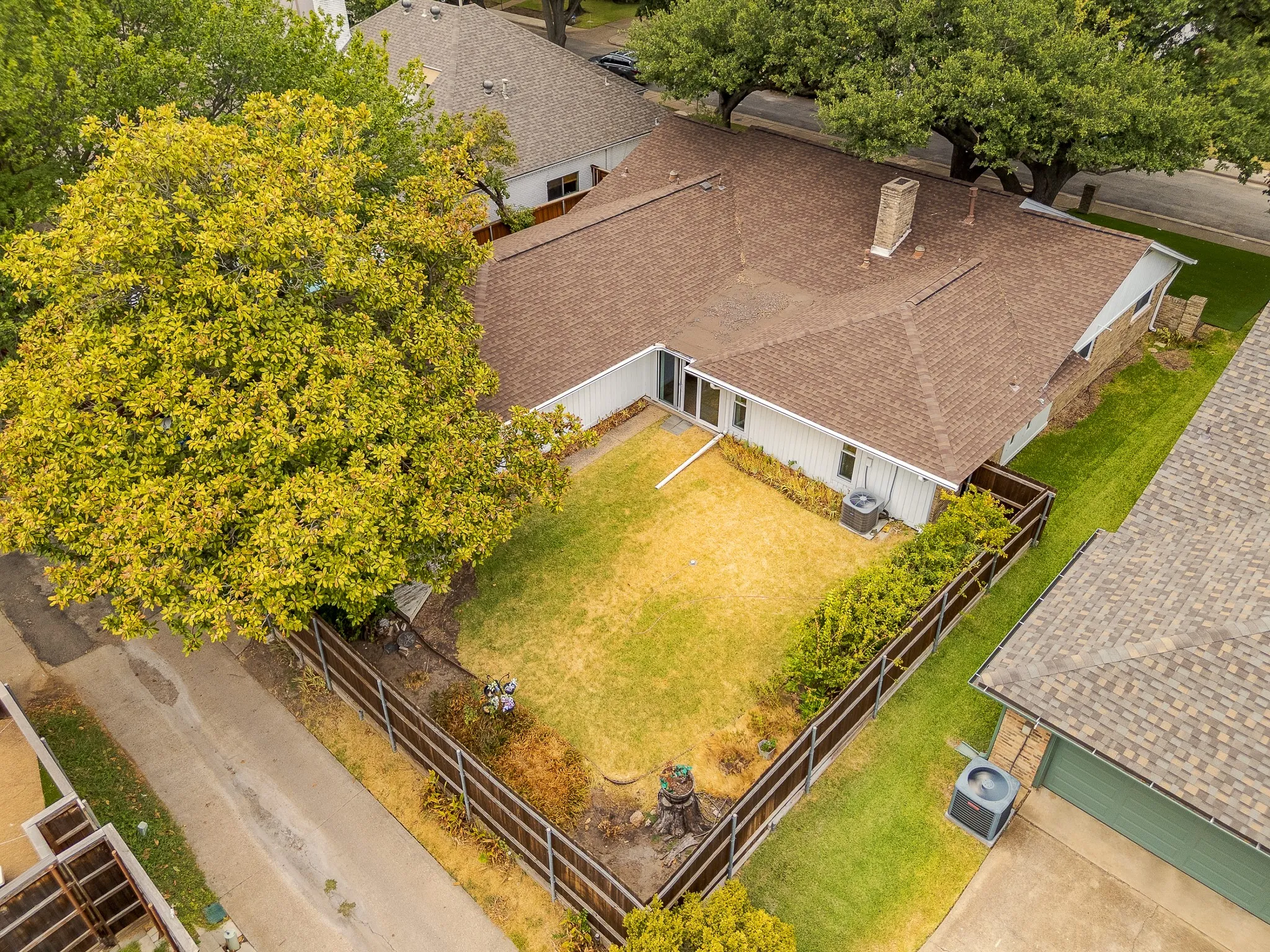 Single Family Residence For Sale in Dallas County , 6928 Mill Falls Drive, Dallas, Texas 75248, 4 Bedroom, 3 Bathroom, 2 Garage spaces, 2,489 Sqft, built in 1975, mls#21369816, Real Estate Agent in Dallas, Homes For Sale in Dallas county, Homes For Sale in Dallas, Realtor in Dallas Texas, Real Estate Brokerage Independent Realty Texas, Luminita Cordes Realtor