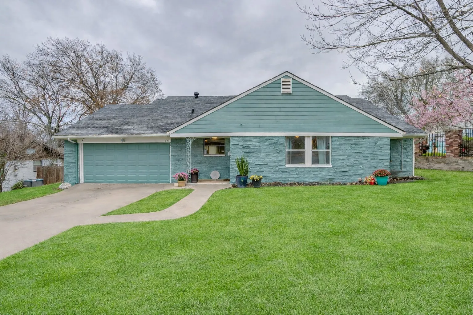 Single Family Residence For Rent in Tarrant County , 5305 Morley Avenue, Fort Worth, Texas 76133, 4 Bedroom, 3 Bathroom, 2 Garage spaces, 2,459 Sqft, built in 1957, mls#21370920, Real Estate Agent in Fort Worth, Homes For Rent in Tarrant county, Homes For Rent in Fort Worth, Realtor in Fort Worth Texas, Real Estate Brokerage Independent Realty Texas, Luminita Cordes Realtor