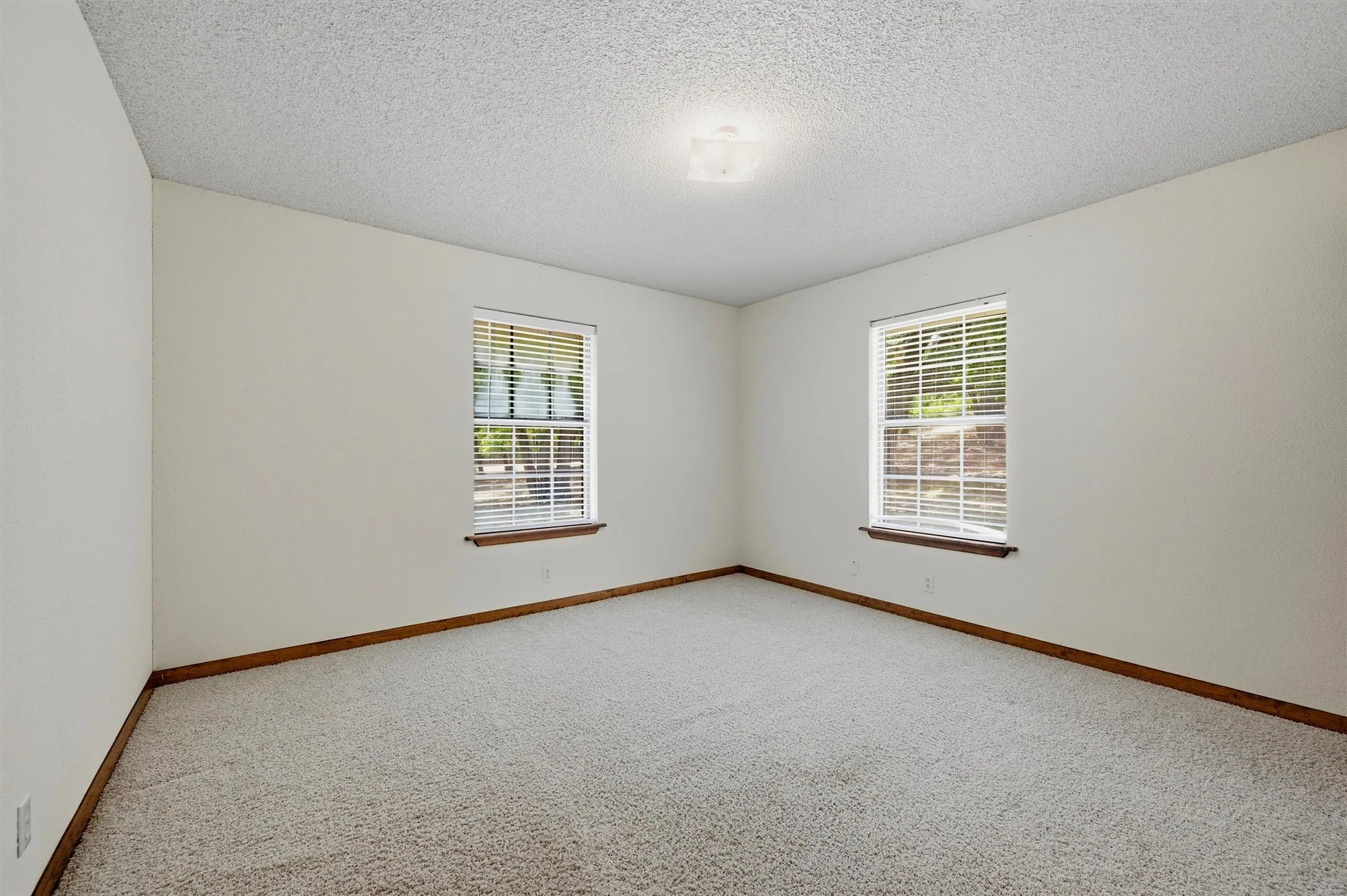 Single Family Residence For Sale in Grayson County , 658 River Oaks Lane, Denison, Texas 75021, 3 Bedroom, 2 Bathroom, 2 Garage spaces, 1,836 Sqft, built in 1981, mls#21363103, Real Estate Agent in Denison, Homes For Sale in Grayson county, Homes For Sale in Denison, Realtor in Denison Texas, Real Estate Brokerage Independent Realty Texas, Luminita Cordes Realtor