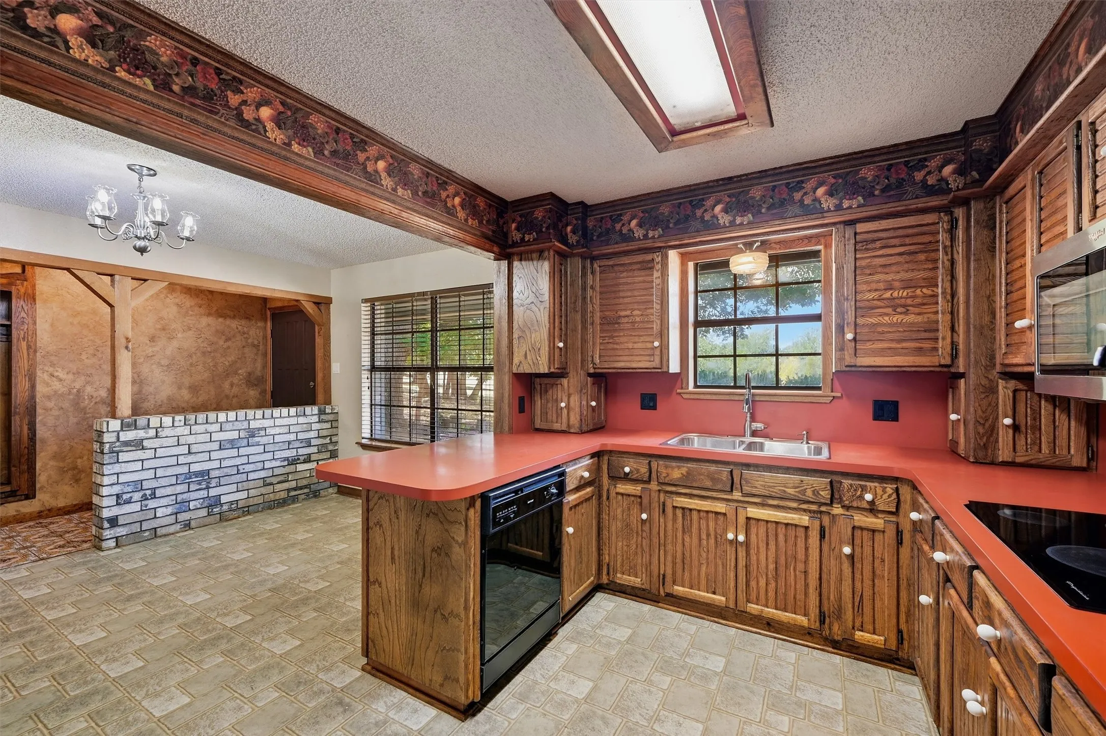 Single Family Residence For Sale in Grayson County , 658 River Oaks Lane, Denison, Texas 75021, 3 Bedroom, 2 Bathroom, 2 Garage spaces, 1,836 Sqft, built in 1981, mls#21363103, Real Estate Agent in Denison, Homes For Sale in Grayson county, Homes For Sale in Denison, Realtor in Denison Texas, Real Estate Brokerage Independent Realty Texas, Luminita Cordes Realtor