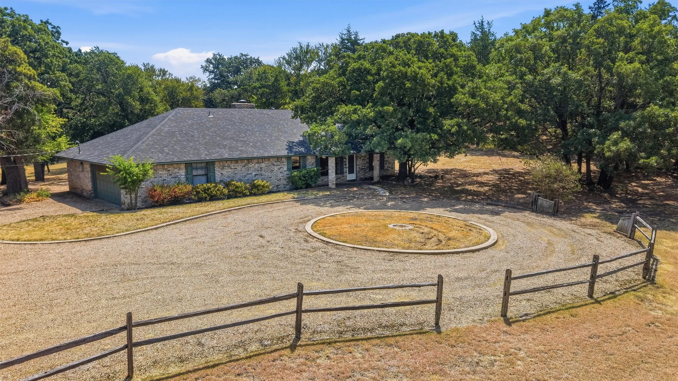 Single Family Residence For Sale in Grayson County , 658 River Oaks Lane, Denison, Texas 75021, 3 Bedroom, 2 Bathroom, 2 Garage spaces, 1,836 Sqft, built in 1981, mls#21363103, Real Estate Agent in Denison, Homes For Sale in Grayson county, Homes For Sale in Denison, Realtor in Denison Texas, Real Estate Brokerage Independent Realty Texas, Luminita Cordes Realtor