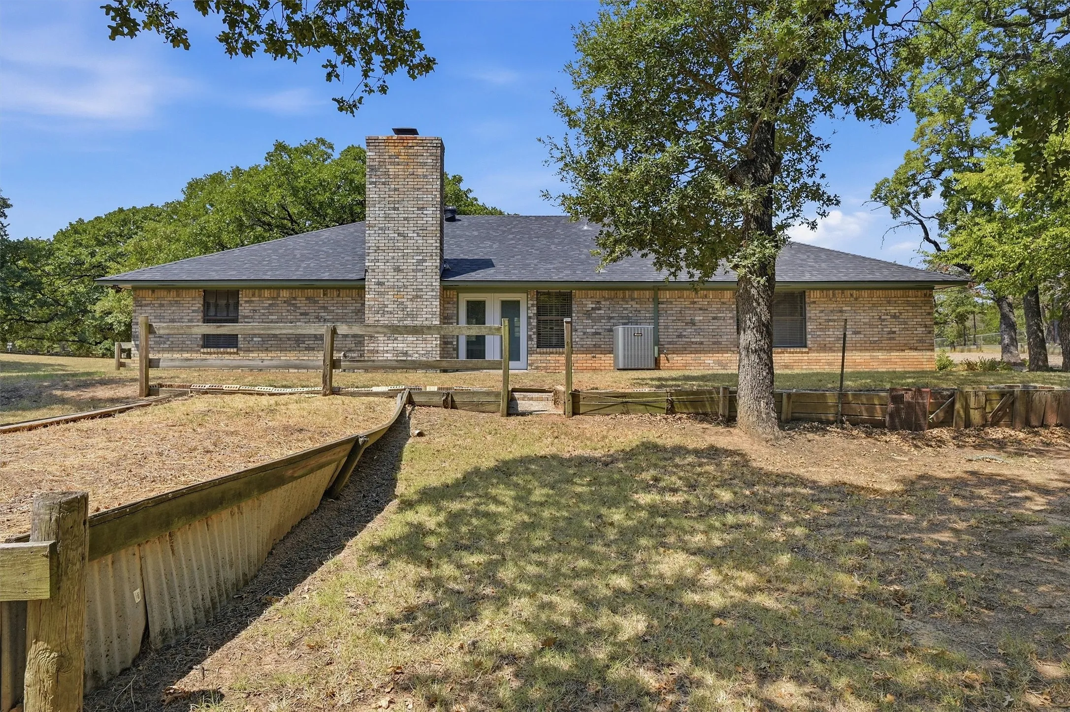 Single Family Residence For Sale in Grayson County , 658 River Oaks Lane, Denison, Texas 75021, 3 Bedroom, 2 Bathroom, 2 Garage spaces, 1,836 Sqft, built in 1981, mls#21363103, Real Estate Agent in Denison, Homes For Sale in Grayson county, Homes For Sale in Denison, Realtor in Denison Texas, Real Estate Brokerage Independent Realty Texas, Luminita Cordes Realtor