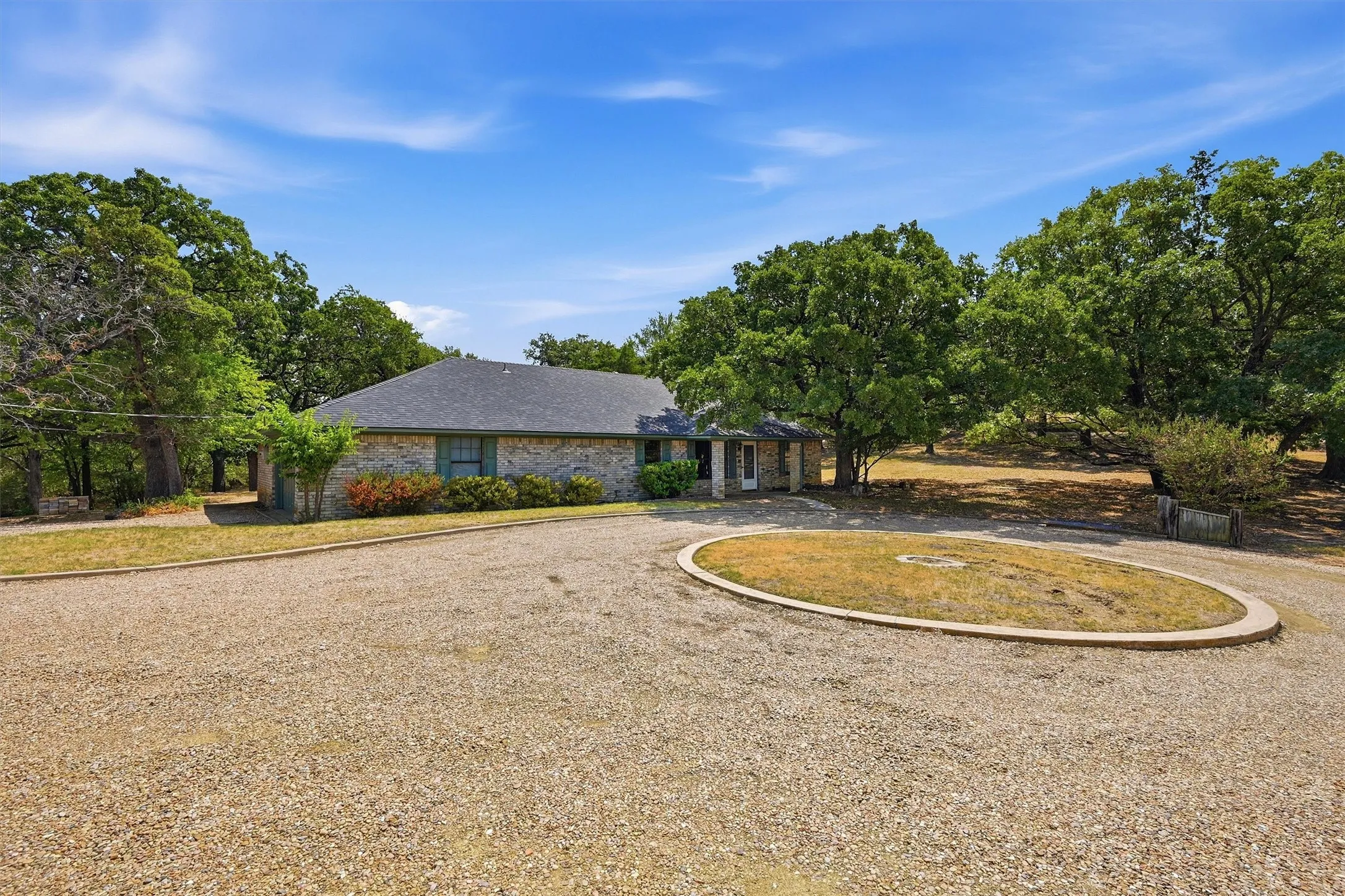 Single Family Residence For Sale in Grayson County , 658 River Oaks Lane, Denison, Texas 75021, 3 Bedroom, 2 Bathroom, 2 Garage spaces, 1,836 Sqft, built in 1981, mls#21363103, Real Estate Agent in Denison, Homes For Sale in Grayson county, Homes For Sale in Denison, Realtor in Denison Texas, Real Estate Brokerage Independent Realty Texas, Luminita Cordes Realtor