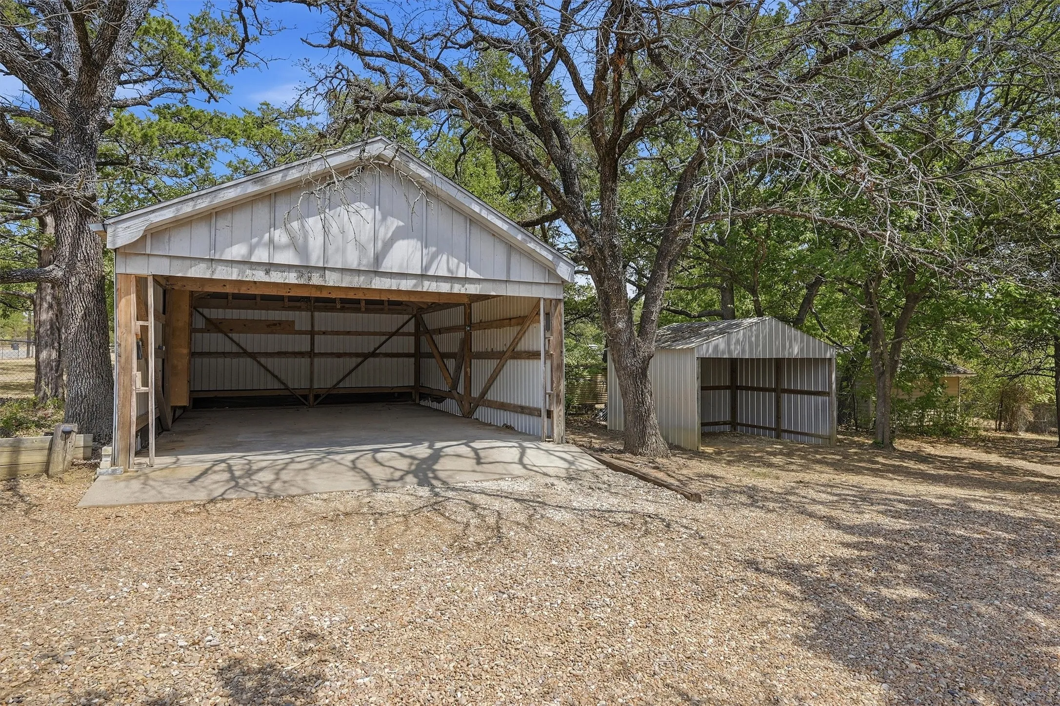 Single Family Residence For Sale in Grayson County , 658 River Oaks Lane, Denison, Texas 75021, 3 Bedroom, 2 Bathroom, 2 Garage spaces, 1,836 Sqft, built in 1981, mls#21363103, Real Estate Agent in Denison, Homes For Sale in Grayson county, Homes For Sale in Denison, Realtor in Denison Texas, Real Estate Brokerage Independent Realty Texas, Luminita Cordes Realtor