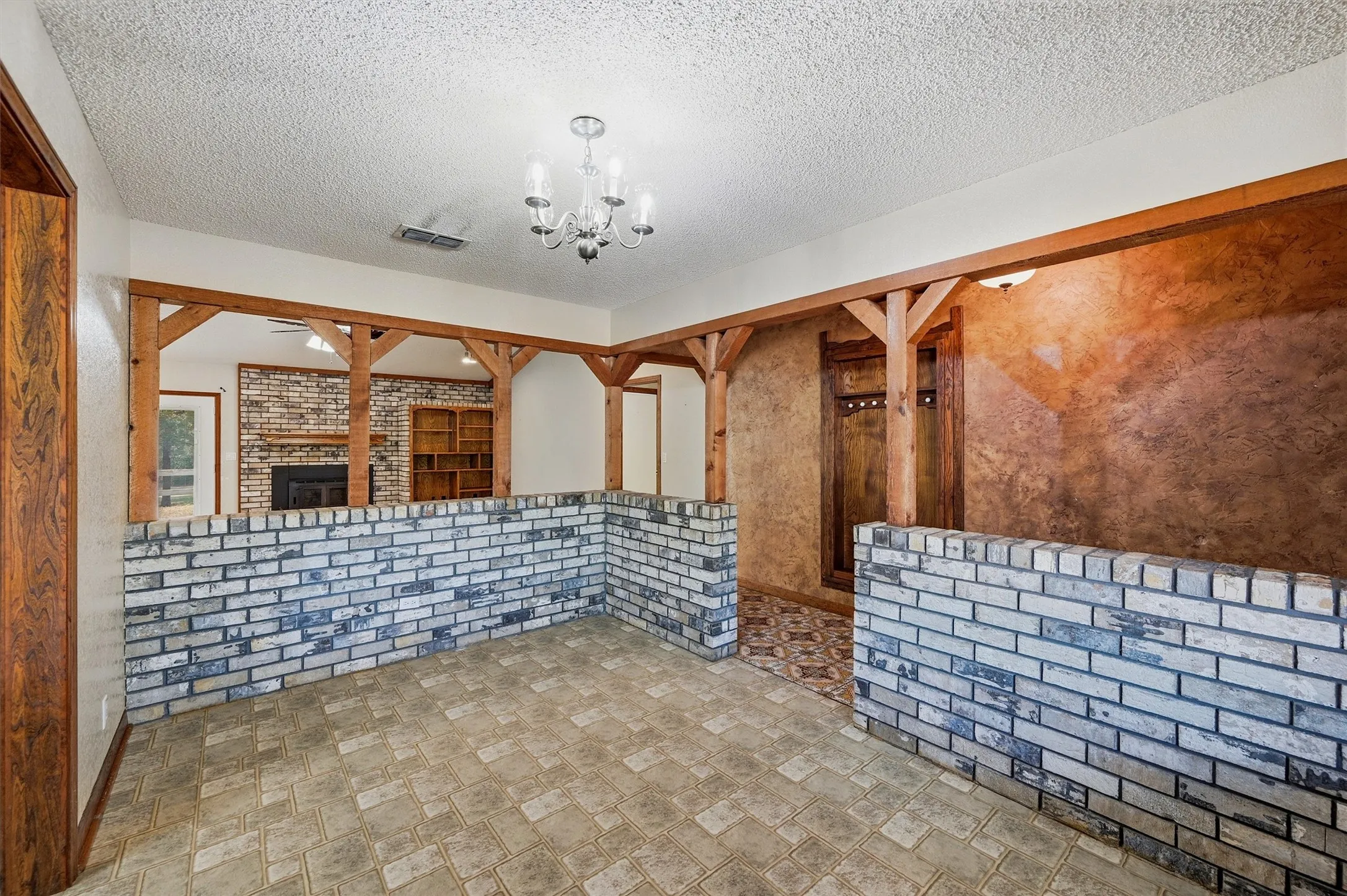 Single Family Residence For Sale in Grayson County , 658 River Oaks Lane, Denison, Texas 75021, 3 Bedroom, 2 Bathroom, 2 Garage spaces, 1,836 Sqft, built in 1981, mls#21363103, Real Estate Agent in Denison, Homes For Sale in Grayson county, Homes For Sale in Denison, Realtor in Denison Texas, Real Estate Brokerage Independent Realty Texas, Luminita Cordes Realtor