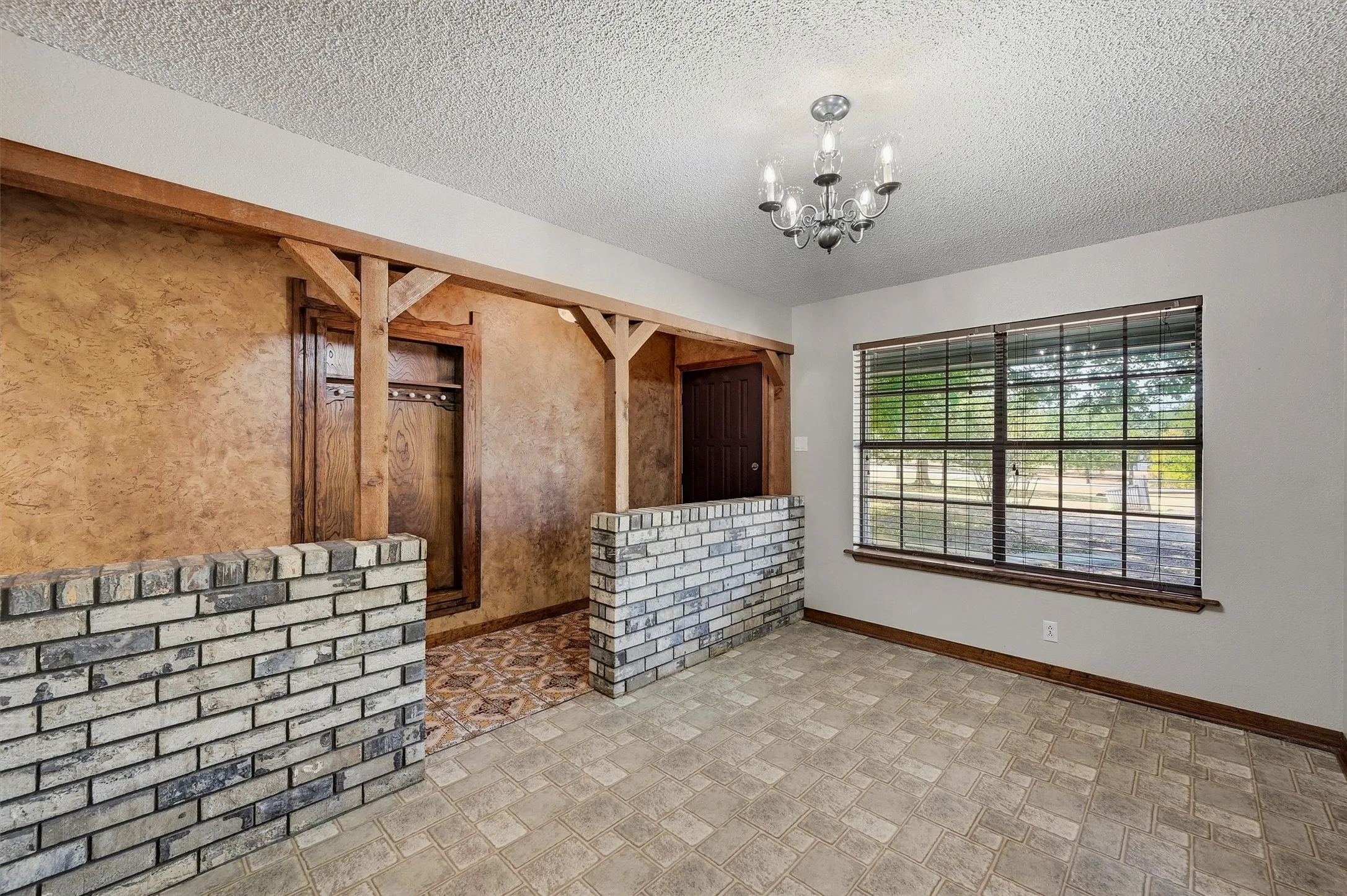 Single Family Residence For Sale in Grayson County , 658 River Oaks Lane, Denison, Texas 75021, 3 Bedroom, 2 Bathroom, 2 Garage spaces, 1,836 Sqft, built in 1981, mls#21363103, Real Estate Agent in Denison, Homes For Sale in Grayson county, Homes For Sale in Denison, Realtor in Denison Texas, Real Estate Brokerage Independent Realty Texas, Luminita Cordes Realtor