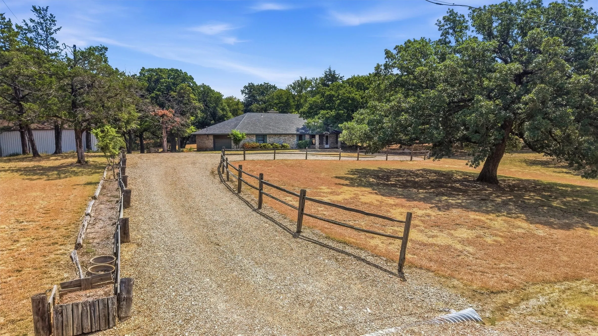 Single Family Residence For Sale in Grayson County , 658 River Oaks Lane, Denison, Texas 75021, 3 Bedroom, 2 Bathroom, 2 Garage spaces, 1,836 Sqft, built in 1981, mls#21363103, Real Estate Agent in Denison, Homes For Sale in Grayson county, Homes For Sale in Denison, Realtor in Denison Texas, Real Estate Brokerage Independent Realty Texas, Luminita Cordes Realtor