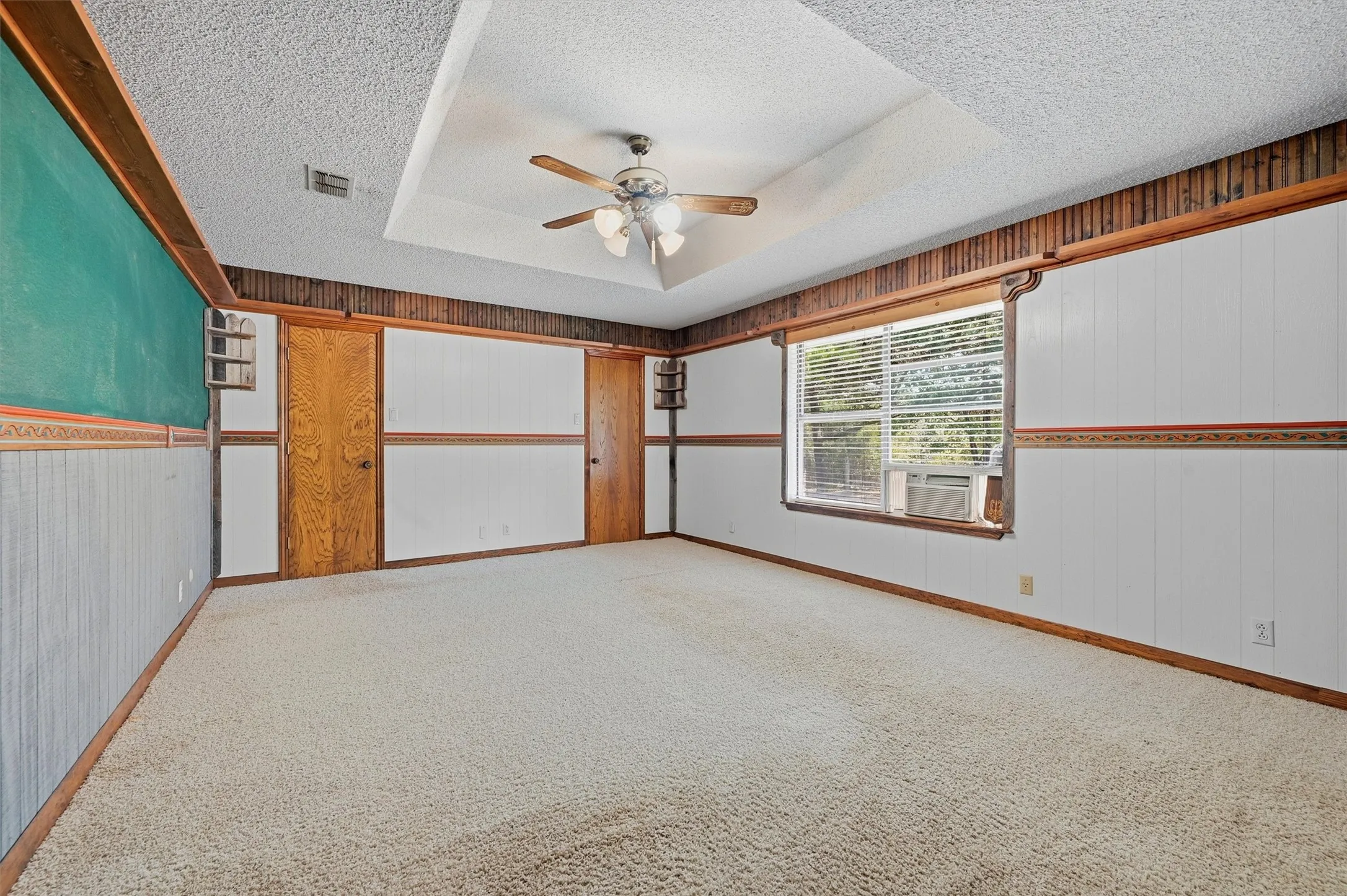 Single Family Residence For Sale in Grayson County , 658 River Oaks Lane, Denison, Texas 75021, 3 Bedroom, 2 Bathroom, 2 Garage spaces, 1,836 Sqft, built in 1981, mls#21363103, Real Estate Agent in Denison, Homes For Sale in Grayson county, Homes For Sale in Denison, Realtor in Denison Texas, Real Estate Brokerage Independent Realty Texas, Luminita Cordes Realtor