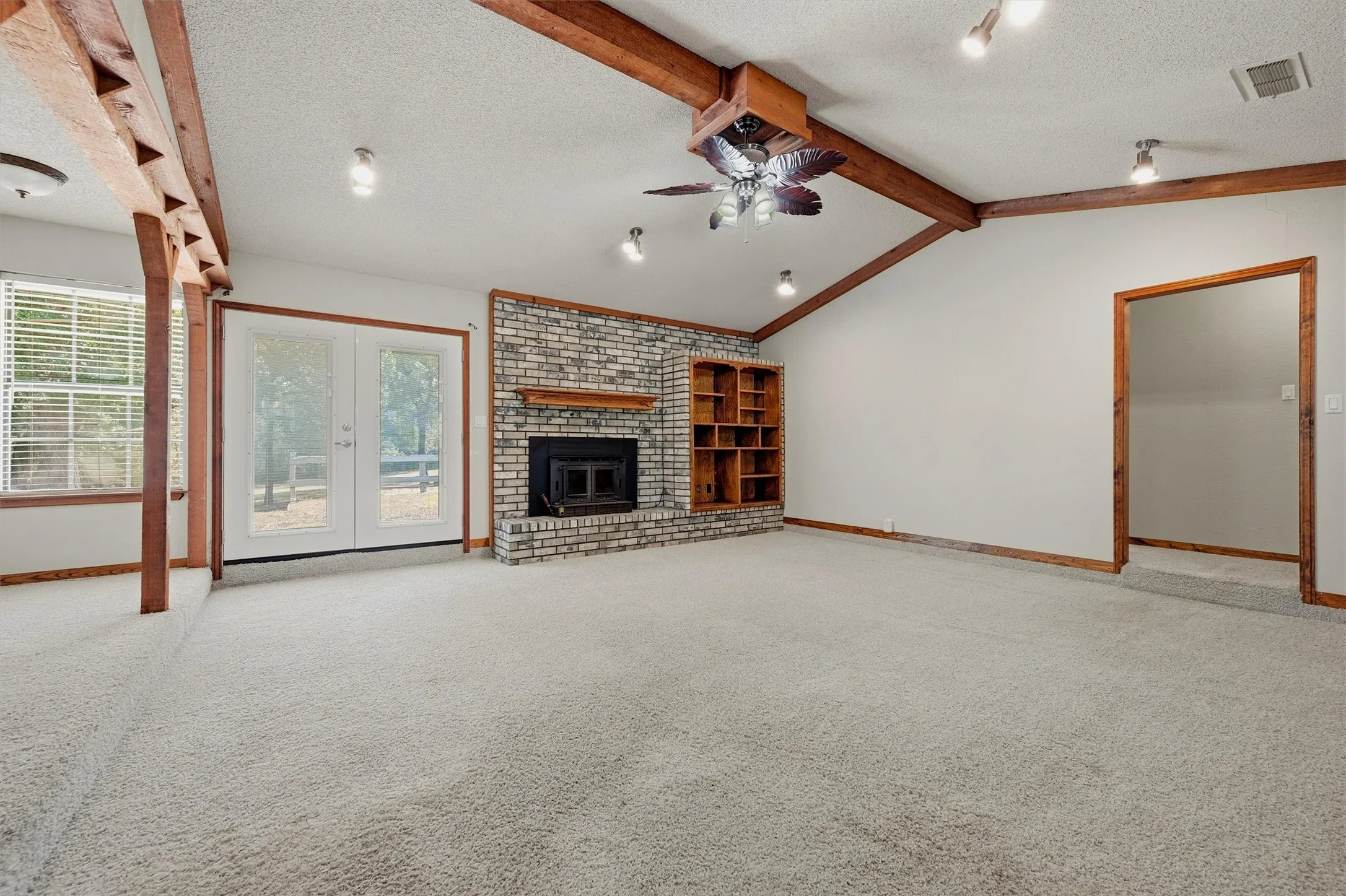 Single Family Residence For Sale in Grayson County , 658 River Oaks Lane, Denison, Texas 75021, 3 Bedroom, 2 Bathroom, 2 Garage spaces, 1,836 Sqft, built in 1981, mls#21363103, Real Estate Agent in Denison, Homes For Sale in Grayson county, Homes For Sale in Denison, Realtor in Denison Texas, Real Estate Brokerage Independent Realty Texas, Luminita Cordes Realtor