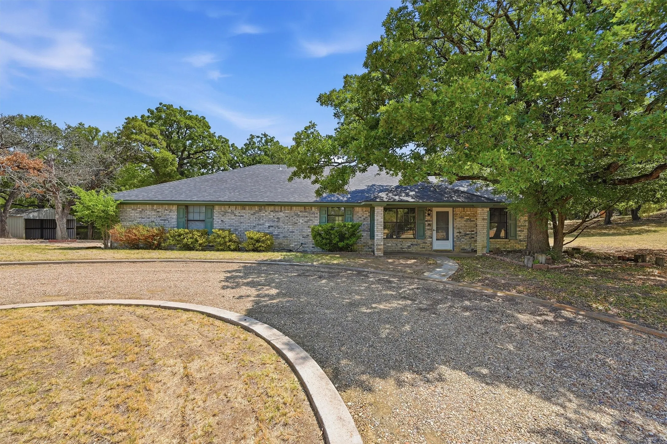 Single Family Residence For Sale in Grayson County , 658 River Oaks Lane, Denison, Texas 75021, 3 Bedroom, 2 Bathroom, 2 Garage spaces, 1,836 Sqft, built in 1981, mls#21363103, Real Estate Agent in Denison, Homes For Sale in Grayson county, Homes For Sale in Denison, Realtor in Denison Texas, Real Estate Brokerage Independent Realty Texas, Luminita Cordes Realtor