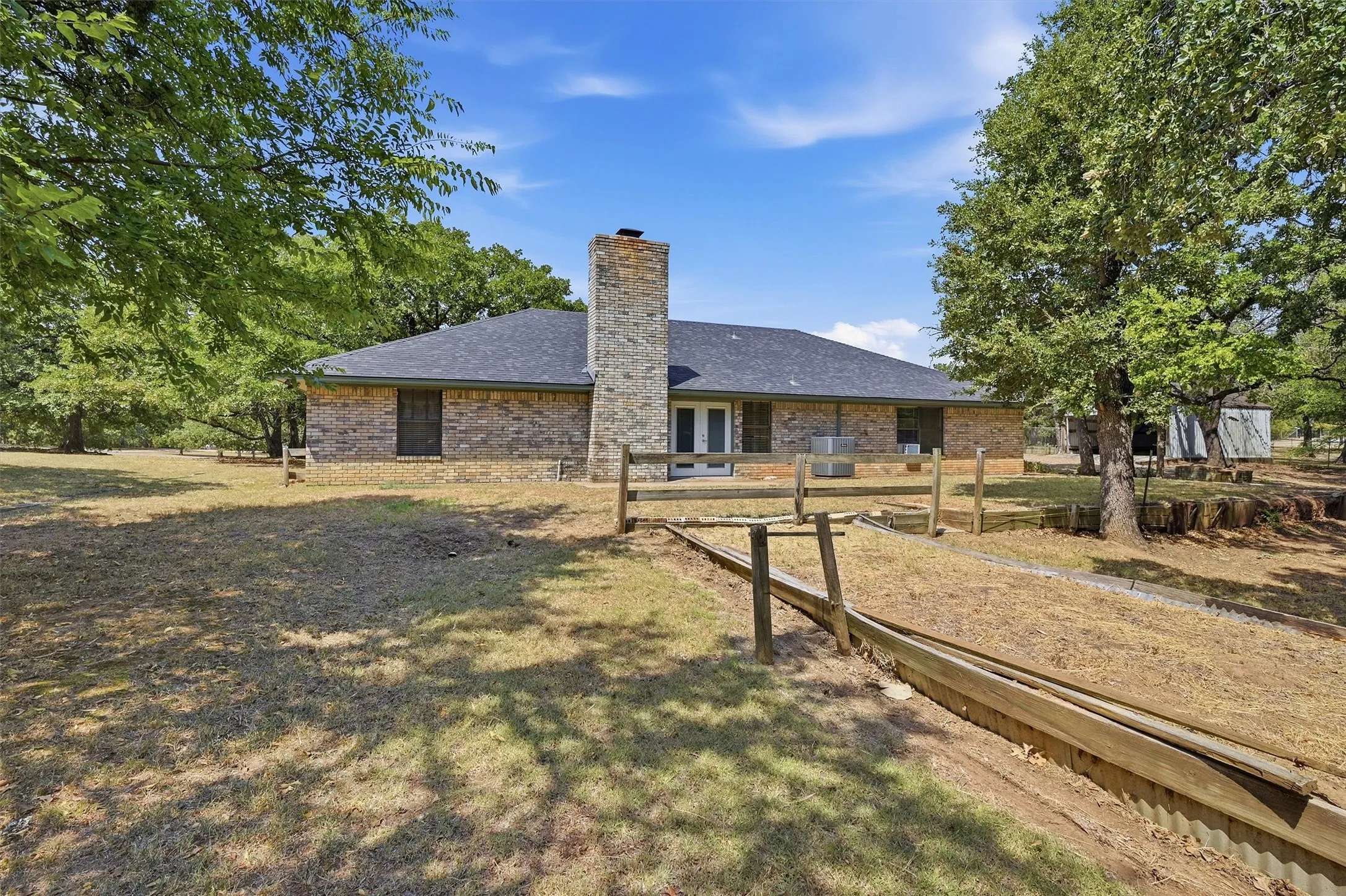Single Family Residence For Sale in Grayson County , 658 River Oaks Lane, Denison, Texas 75021, 3 Bedroom, 2 Bathroom, 2 Garage spaces, 1,836 Sqft, built in 1981, mls#21363103, Real Estate Agent in Denison, Homes For Sale in Grayson county, Homes For Sale in Denison, Realtor in Denison Texas, Real Estate Brokerage Independent Realty Texas, Luminita Cordes Realtor