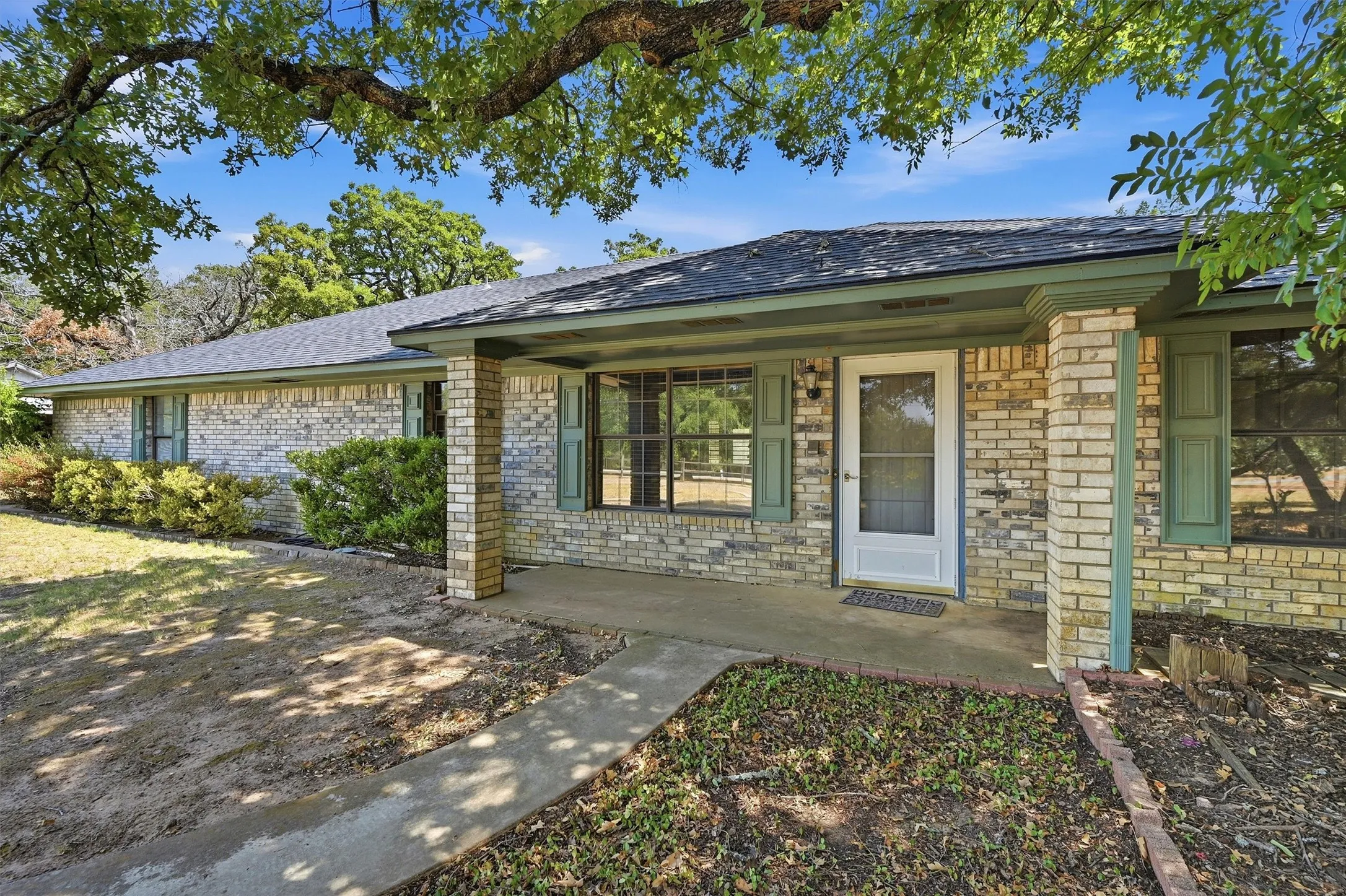 Single Family Residence For Sale in Grayson County , 658 River Oaks Lane, Denison, Texas 75021, 3 Bedroom, 2 Bathroom, 2 Garage spaces, 1,836 Sqft, built in 1981, mls#21363103, Real Estate Agent in Denison, Homes For Sale in Grayson county, Homes For Sale in Denison, Realtor in Denison Texas, Real Estate Brokerage Independent Realty Texas, Luminita Cordes Realtor
