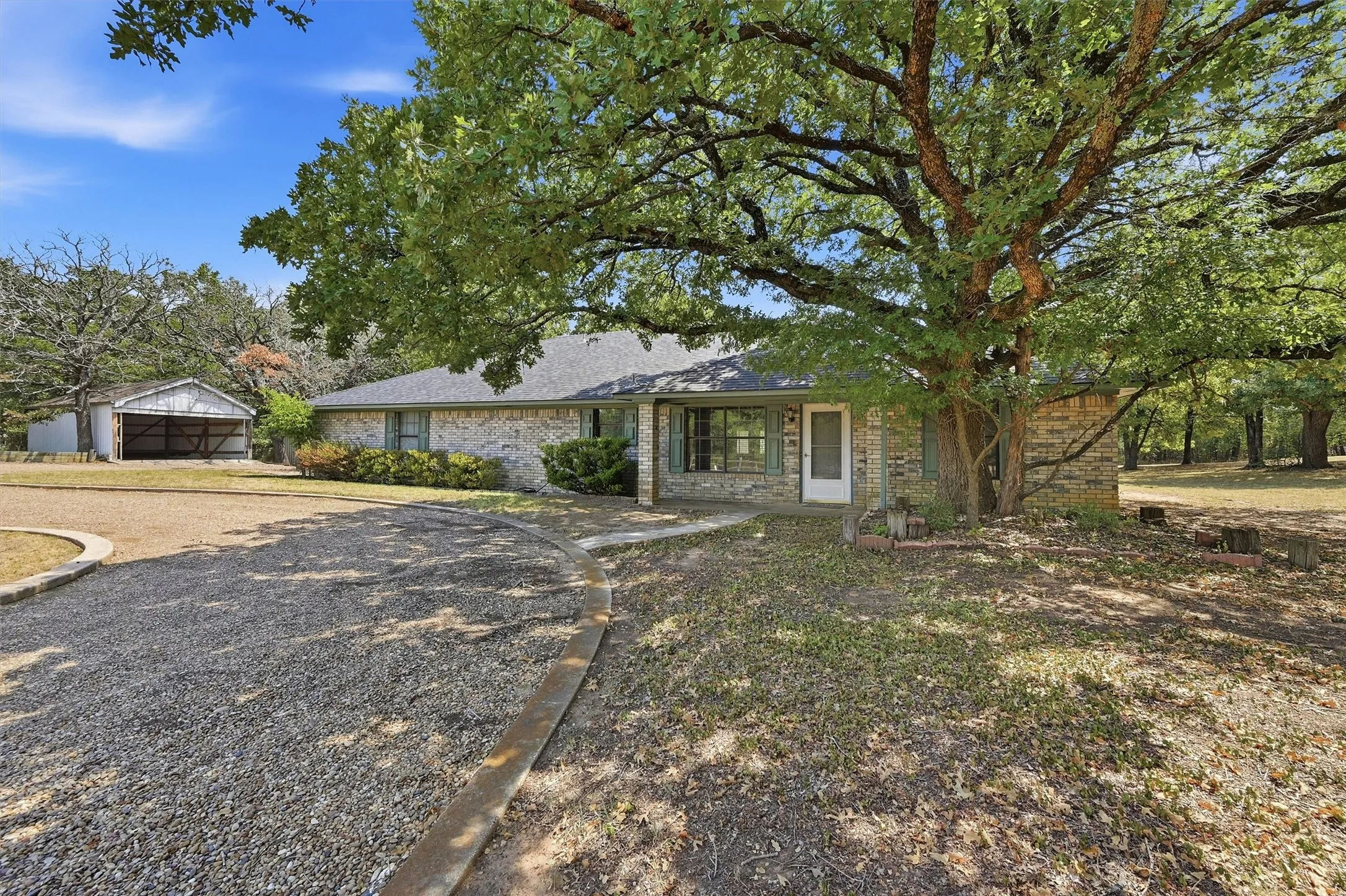 Single Family Residence For Sale in Grayson County , 658 River Oaks Lane, Denison, Texas 75021, 3 Bedroom, 2 Bathroom, 2 Garage spaces, 1,836 Sqft, built in 1981, mls#21363103, Real Estate Agent in Denison, Homes For Sale in Grayson county, Homes For Sale in Denison, Realtor in Denison Texas, Real Estate Brokerage Independent Realty Texas, Luminita Cordes Realtor