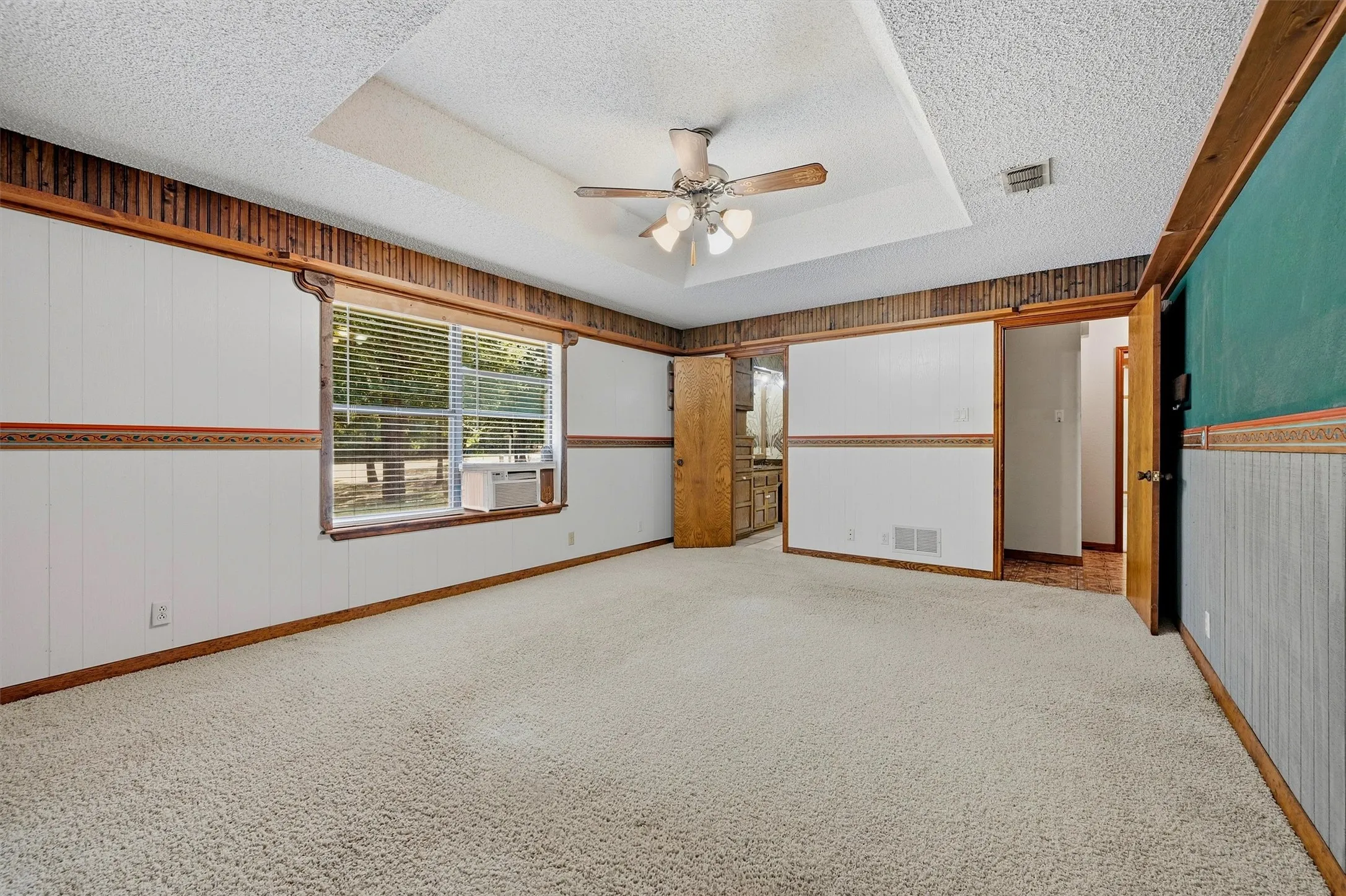 Single Family Residence For Sale in Grayson County , 658 River Oaks Lane, Denison, Texas 75021, 3 Bedroom, 2 Bathroom, 2 Garage spaces, 1,836 Sqft, built in 1981, mls#21363103, Real Estate Agent in Denison, Homes For Sale in Grayson county, Homes For Sale in Denison, Realtor in Denison Texas, Real Estate Brokerage Independent Realty Texas, Luminita Cordes Realtor