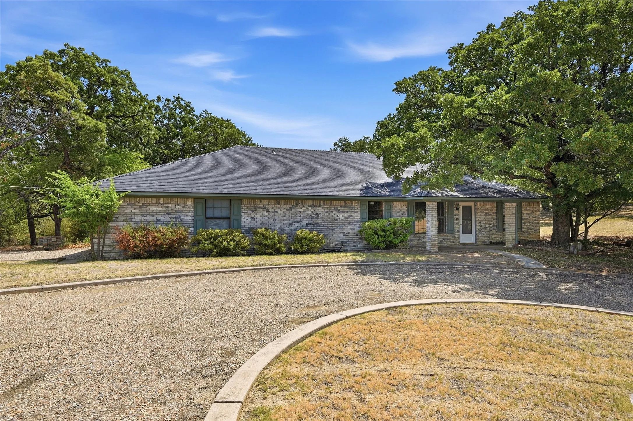 Single Family Residence For Sale in Grayson County , 658 River Oaks Lane, Denison, Texas 75021, 3 Bedroom, 2 Bathroom, 2 Garage spaces, 1,836 Sqft, built in 1981, mls#21363103, Real Estate Agent in Denison, Homes For Sale in Grayson county, Homes For Sale in Denison, Realtor in Denison Texas, Real Estate Brokerage Independent Realty Texas, Luminita Cordes Realtor
