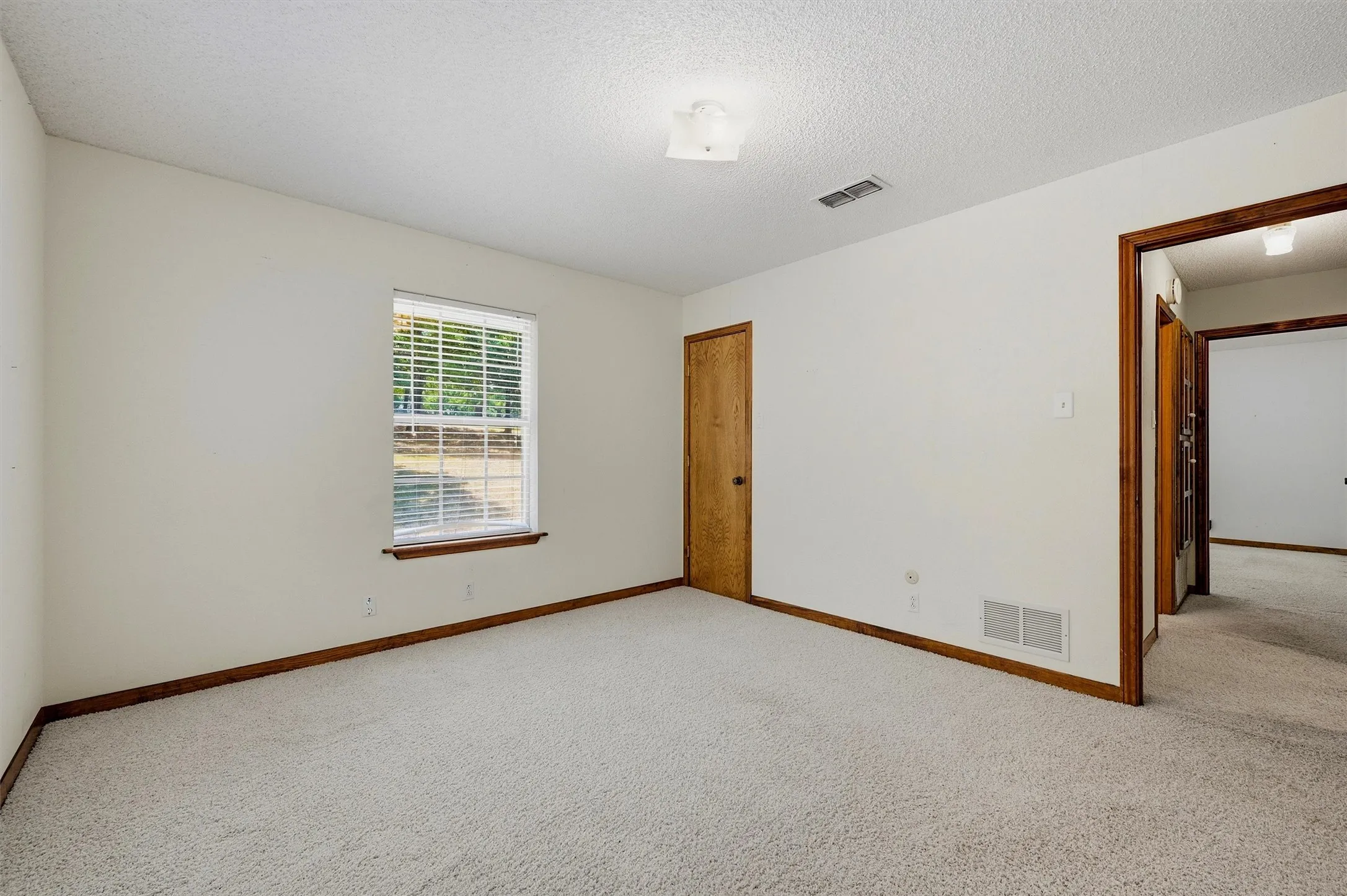 Single Family Residence For Sale in Grayson County , 658 River Oaks Lane, Denison, Texas 75021, 3 Bedroom, 2 Bathroom, 2 Garage spaces, 1,836 Sqft, built in 1981, mls#21363103, Real Estate Agent in Denison, Homes For Sale in Grayson county, Homes For Sale in Denison, Realtor in Denison Texas, Real Estate Brokerage Independent Realty Texas, Luminita Cordes Realtor