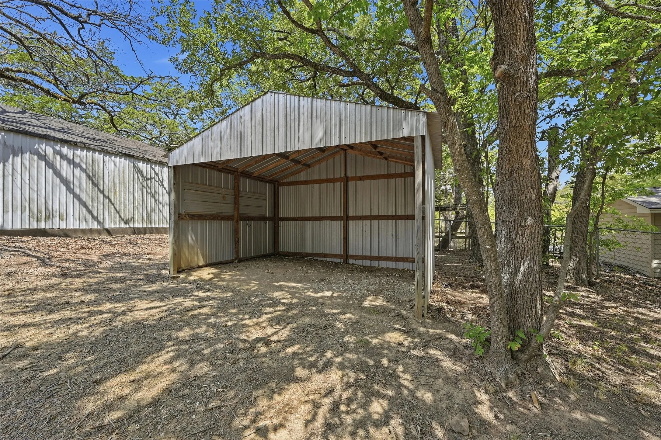 Single Family Residence For Sale in Grayson County , 658 River Oaks Lane, Denison, Texas 75021, 3 Bedroom, 2 Bathroom, 2 Garage spaces, 1,836 Sqft, built in 1981, mls#21363103, Real Estate Agent in Denison, Homes For Sale in Grayson county, Homes For Sale in Denison, Realtor in Denison Texas, Real Estate Brokerage Independent Realty Texas, Luminita Cordes Realtor