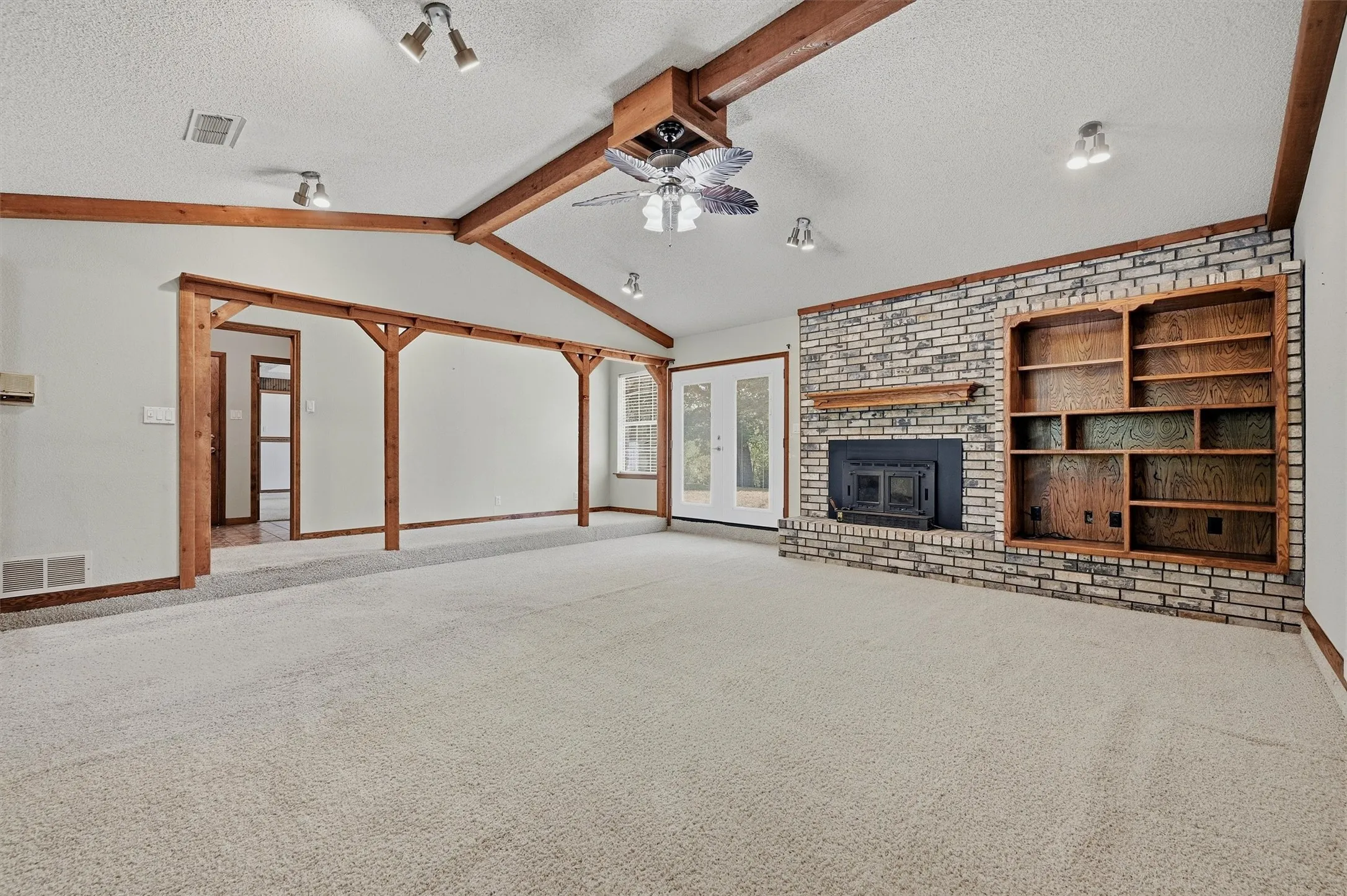 Single Family Residence For Sale in Grayson County , 658 River Oaks Lane, Denison, Texas 75021, 3 Bedroom, 2 Bathroom, 2 Garage spaces, 1,836 Sqft, built in 1981, mls#21363103, Real Estate Agent in Denison, Homes For Sale in Grayson county, Homes For Sale in Denison, Realtor in Denison Texas, Real Estate Brokerage Independent Realty Texas, Luminita Cordes Realtor