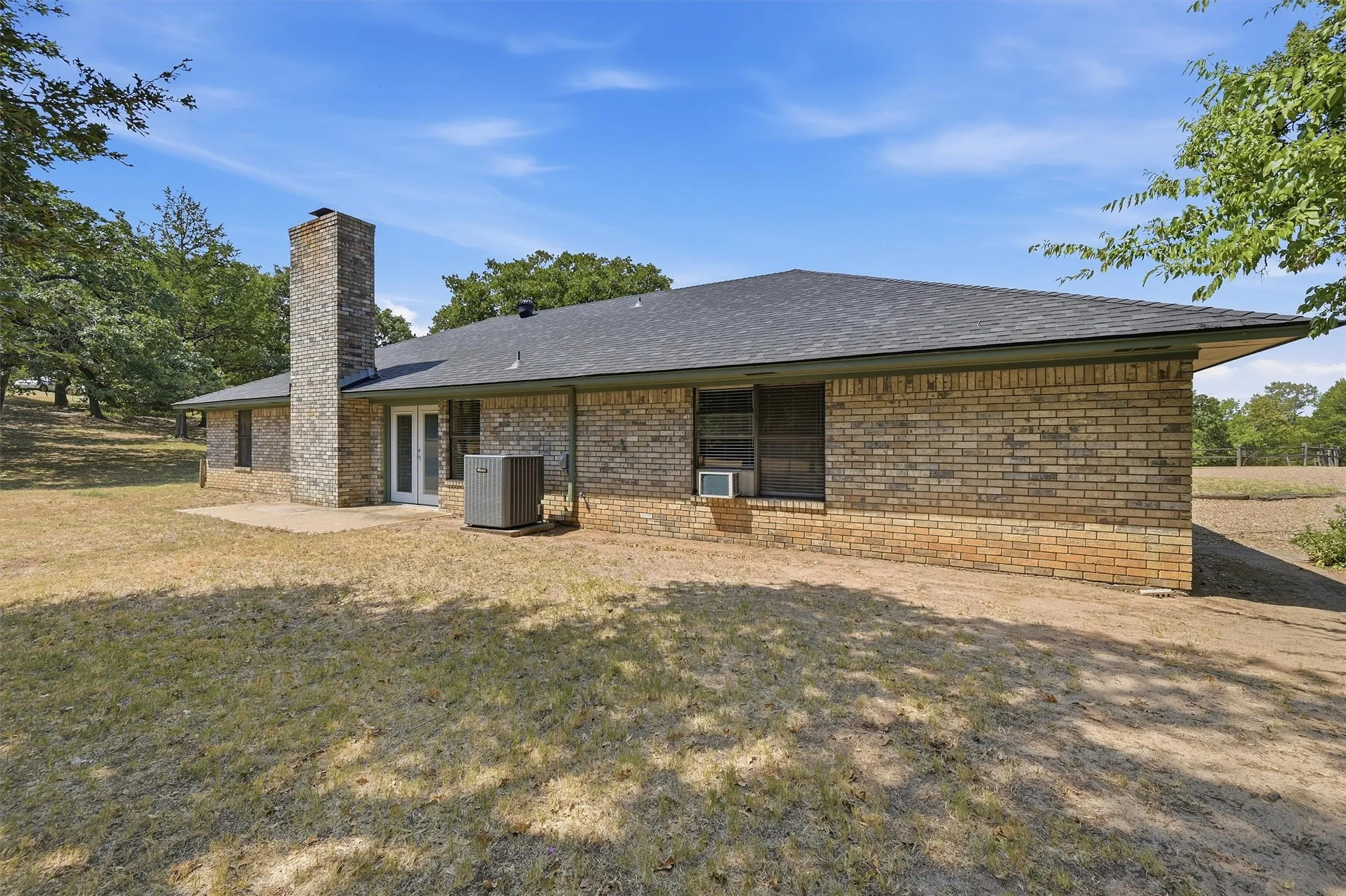 Single Family Residence For Sale in Grayson County , 658 River Oaks Lane, Denison, Texas 75021, 3 Bedroom, 2 Bathroom, 2 Garage spaces, 1,836 Sqft, built in 1981, mls#21363103, Real Estate Agent in Denison, Homes For Sale in Grayson county, Homes For Sale in Denison, Realtor in Denison Texas, Real Estate Brokerage Independent Realty Texas, Luminita Cordes Realtor