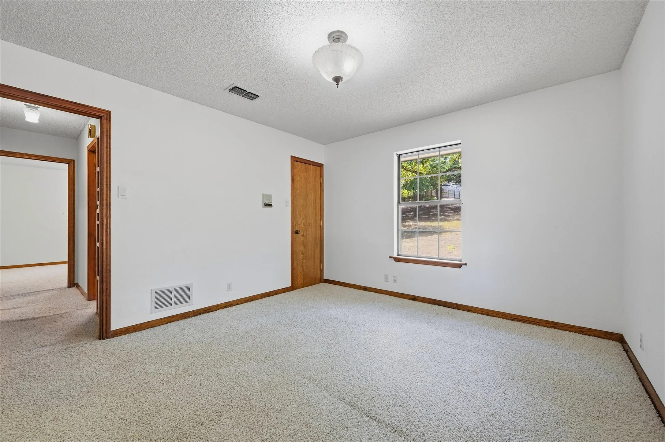Single Family Residence For Sale in Grayson County , 658 River Oaks Lane, Denison, Texas 75021, 3 Bedroom, 2 Bathroom, 2 Garage spaces, 1,836 Sqft, built in 1981, mls#21363103, Real Estate Agent in Denison, Homes For Sale in Grayson county, Homes For Sale in Denison, Realtor in Denison Texas, Real Estate Brokerage Independent Realty Texas, Luminita Cordes Realtor