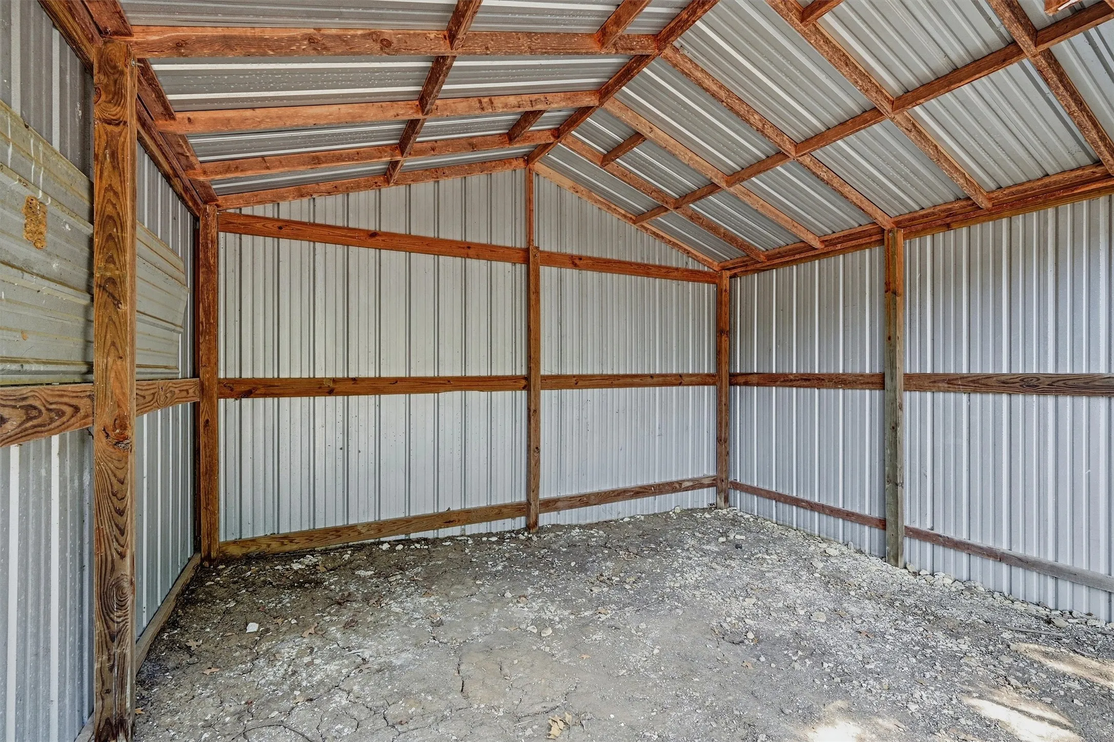 Single Family Residence For Sale in Grayson County , 658 River Oaks Lane, Denison, Texas 75021, 3 Bedroom, 2 Bathroom, 2 Garage spaces, 1,836 Sqft, built in 1981, mls#21363103, Real Estate Agent in Denison, Homes For Sale in Grayson county, Homes For Sale in Denison, Realtor in Denison Texas, Real Estate Brokerage Independent Realty Texas, Luminita Cordes Realtor