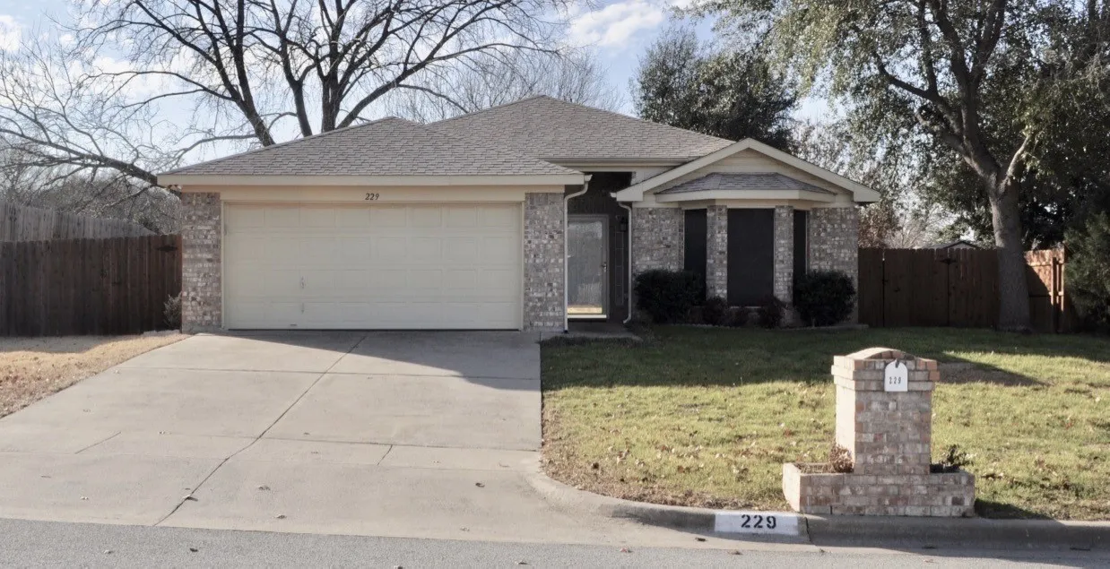 Single Family Residence For Rent in Parker County , 229 Lancelot Drive, Weatherford, Texas 76086, 3 Bedroom, 2 Bathroom, 2 Garage spaces, 1,396 Sqft, built in 1998, mls#21370968, Real Estate Agent in Weatherford, Homes For Rent in Parker county, Homes For Rent in Weatherford, Realtor in Weatherford Texas, Real Estate Brokerage Independent Realty Texas, Luminita Cordes Realtor