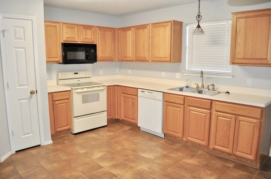 Single Family Residence For Rent in Parker County , 229 Lancelot Drive, Weatherford, Texas 76086, 3 Bedroom, 2 Bathroom, 2 Garage spaces, 1,396 Sqft, built in 1998, mls#21370968, Real Estate Agent in Weatherford, Homes For Rent in Parker county, Homes For Rent in Weatherford, Realtor in Weatherford Texas, Real Estate Brokerage Independent Realty Texas, Luminita Cordes Realtor