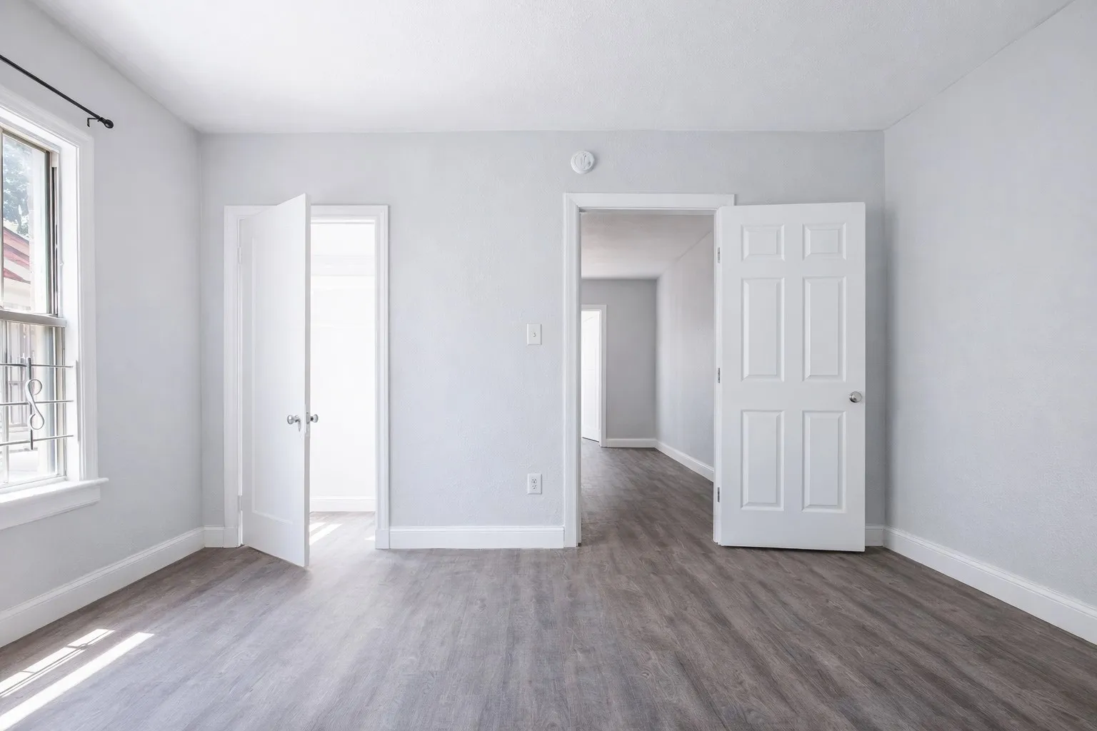 Large bedroom, plenty of room for all furniture.