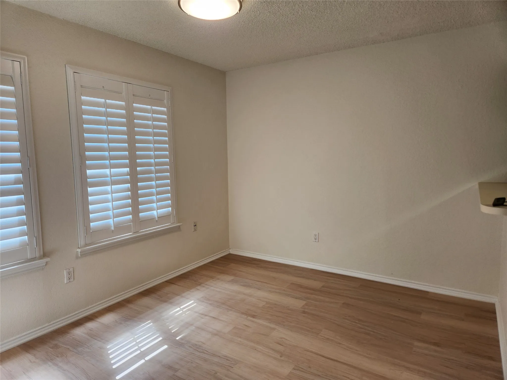 Single Family Residence For Rent in Tarrant County , 1425 Palmnold Circle W, Fort Worth, Texas 76120, 3 Bedroom, 3 Bathroom, 2 Garage spaces, 1,781 Sqft, built in 1981, mls#21370972, Real Estate Agent in Fort Worth, Homes For Rent in Tarrant county, Homes For Rent in Fort Worth, Realtor in Fort Worth Texas, Real Estate Brokerage Independent Realty Texas, Luminita Cordes Realtor