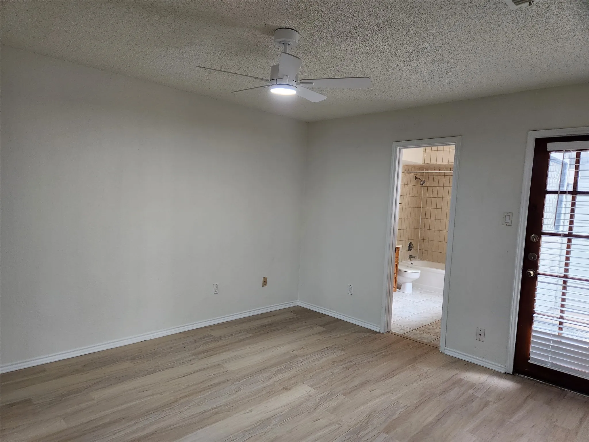Single Family Residence For Rent in Tarrant County , 1425 Palmnold Circle W, Fort Worth, Texas 76120, 3 Bedroom, 3 Bathroom, 2 Garage spaces, 1,781 Sqft, built in 1981, mls#21370972, Real Estate Agent in Fort Worth, Homes For Rent in Tarrant county, Homes For Rent in Fort Worth, Realtor in Fort Worth Texas, Real Estate Brokerage Independent Realty Texas, Luminita Cordes Realtor