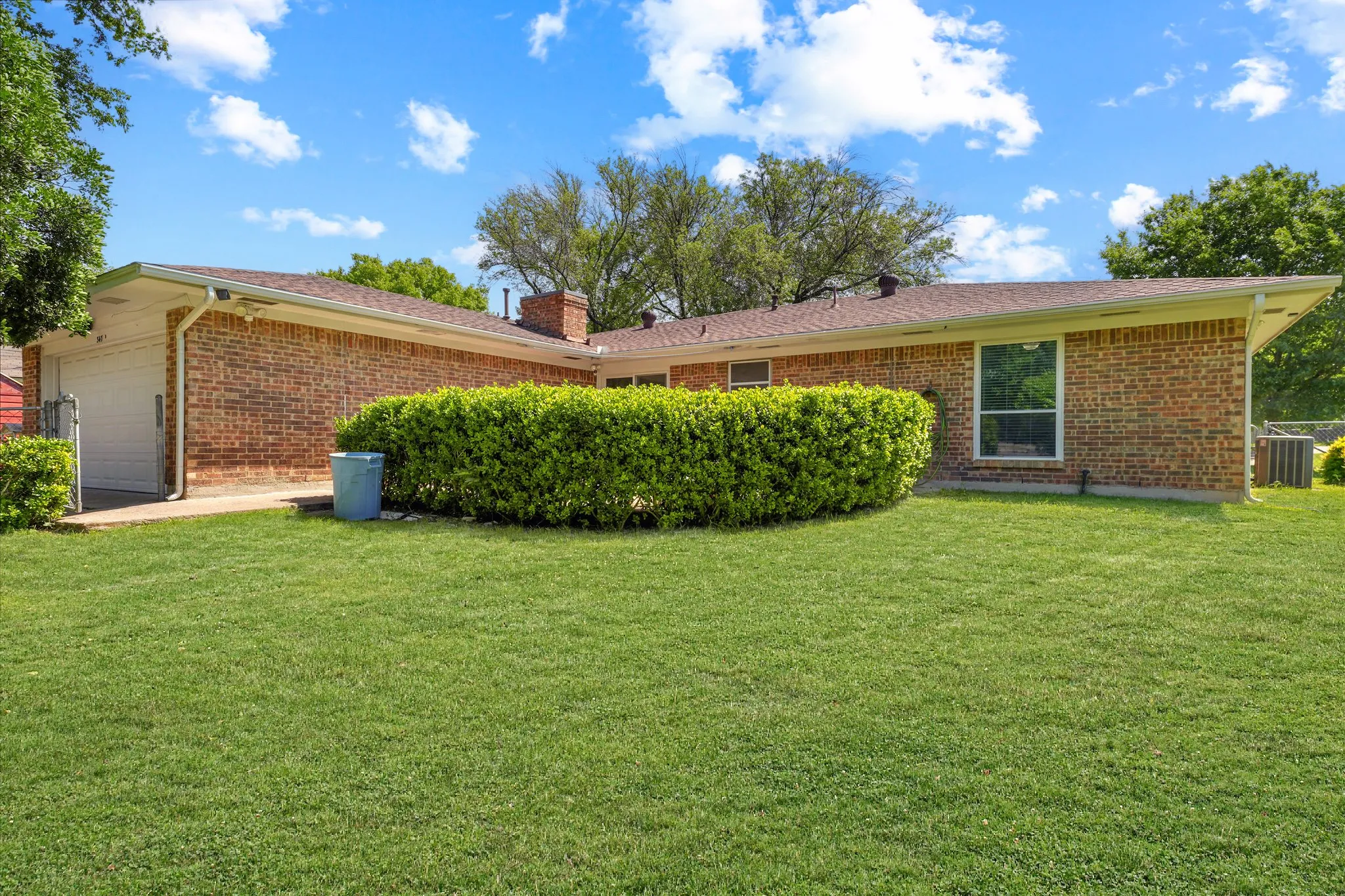 Single Family Residence For Sale in Dallas County , 347 Merribrook Trail, Duncanville, Texas 75116, 4 Bedroom, 2 Bathroom, 2 Garage spaces, 1,500 Sqft, built in 1972, mls#21370975, Real Estate Agent in Duncanville, Homes For Sale in Dallas county, Homes For Sale in Duncanville, Realtor in Duncanville Texas, Real Estate Brokerage Independent Realty Texas, Luminita Cordes Realtor