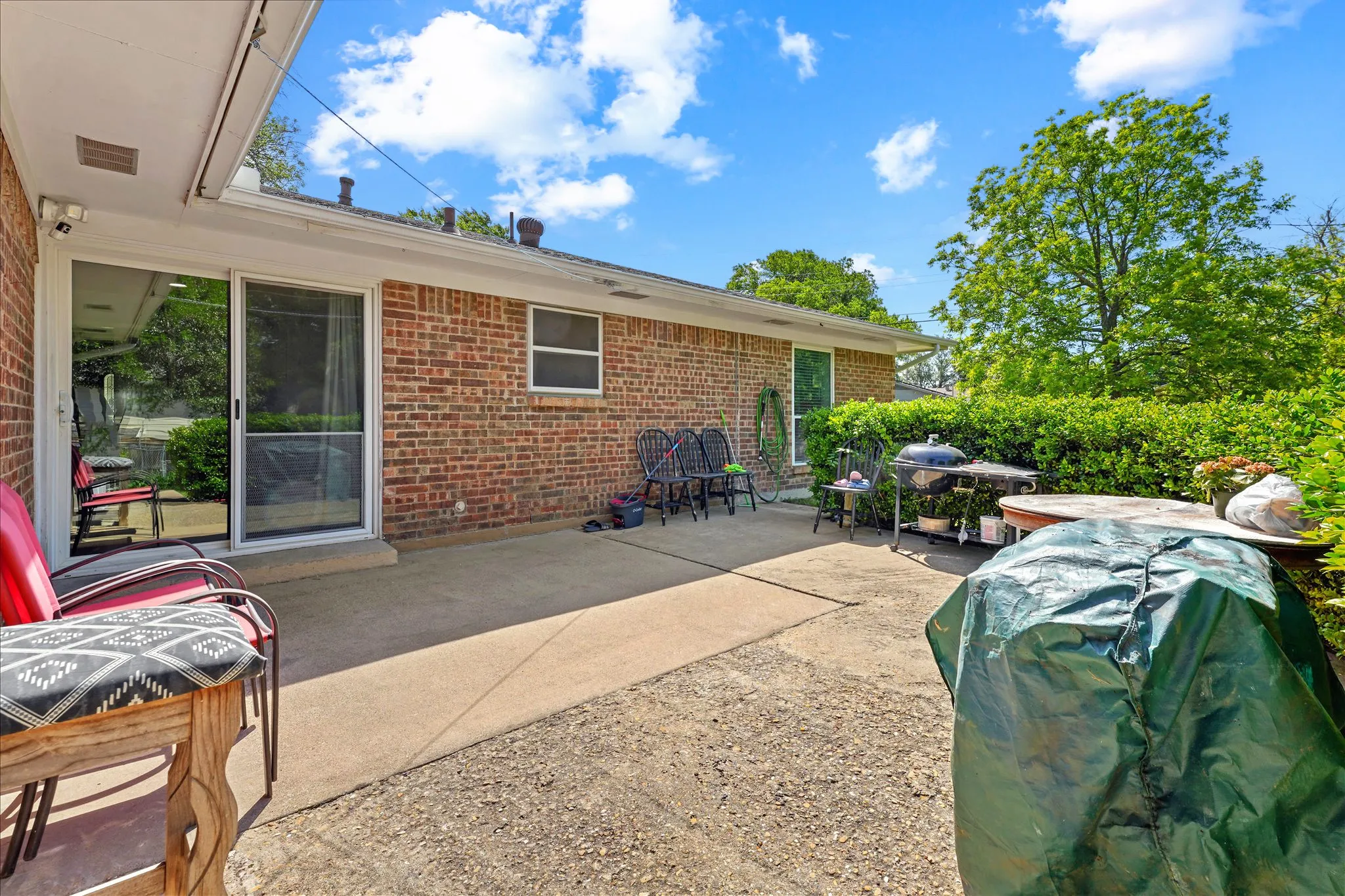 Single Family Residence For Sale in Dallas County , 347 Merribrook Trail, Duncanville, Texas 75116, 4 Bedroom, 2 Bathroom, 2 Garage spaces, 1,500 Sqft, built in 1972, mls#21370975, Real Estate Agent in Duncanville, Homes For Sale in Dallas county, Homes For Sale in Duncanville, Realtor in Duncanville Texas, Real Estate Brokerage Independent Realty Texas, Luminita Cordes Realtor