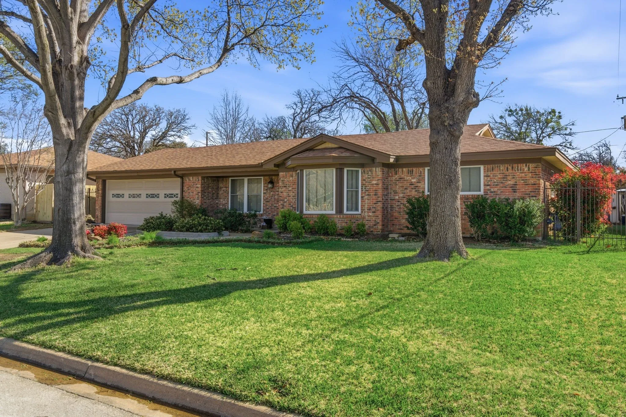 Single Family Residence For Rent in Tarrant County , 1760 Acorn Lane, Hurst, Texas 76054, 3 Bedroom, 2 Bathroom, 2 Garage spaces, 2,402 Sqft, built in 1968, mls#21367763, Real Estate Agent in Hurst, Homes For Rent in Tarrant county, Homes For Rent in Hurst, Realtor in Hurst Texas, Real Estate Brokerage Independent Realty Texas, Luminita Cordes Realtor