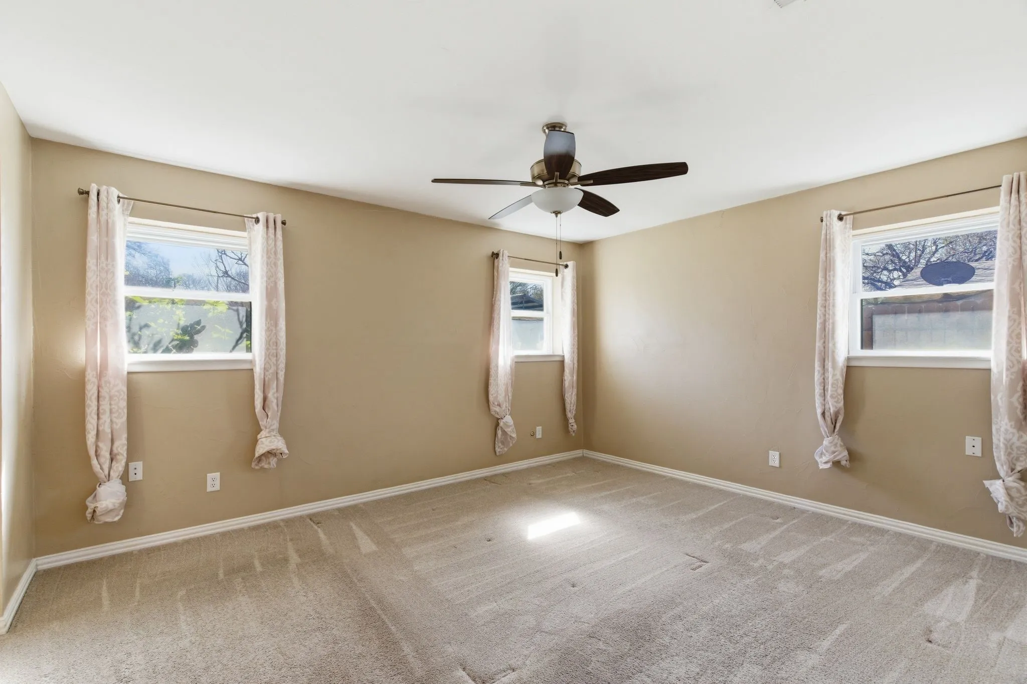 Single Family Residence For Rent in Tarrant County , 1760 Acorn Lane, Hurst, Texas 76054, 3 Bedroom, 2 Bathroom, 2 Garage spaces, 2,402 Sqft, built in 1968, mls#21367763, Real Estate Agent in Hurst, Homes For Rent in Tarrant county, Homes For Rent in Hurst, Realtor in Hurst Texas, Real Estate Brokerage Independent Realty Texas, Luminita Cordes Realtor