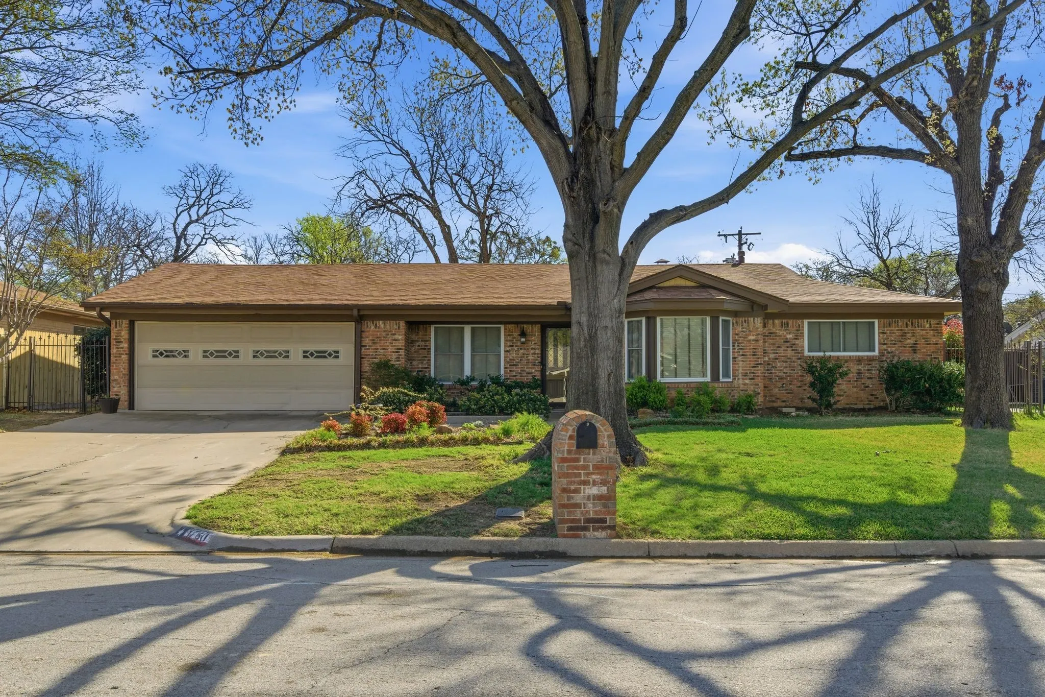 Single Family Residence For Rent in Tarrant County , 1760 Acorn Lane, Hurst, Texas 76054, 3 Bedroom, 2 Bathroom, 2 Garage spaces, 2,402 Sqft, built in 1968, mls#21367763, Real Estate Agent in Hurst, Homes For Rent in Tarrant county, Homes For Rent in Hurst, Realtor in Hurst Texas, Real Estate Brokerage Independent Realty Texas, Luminita Cordes Realtor