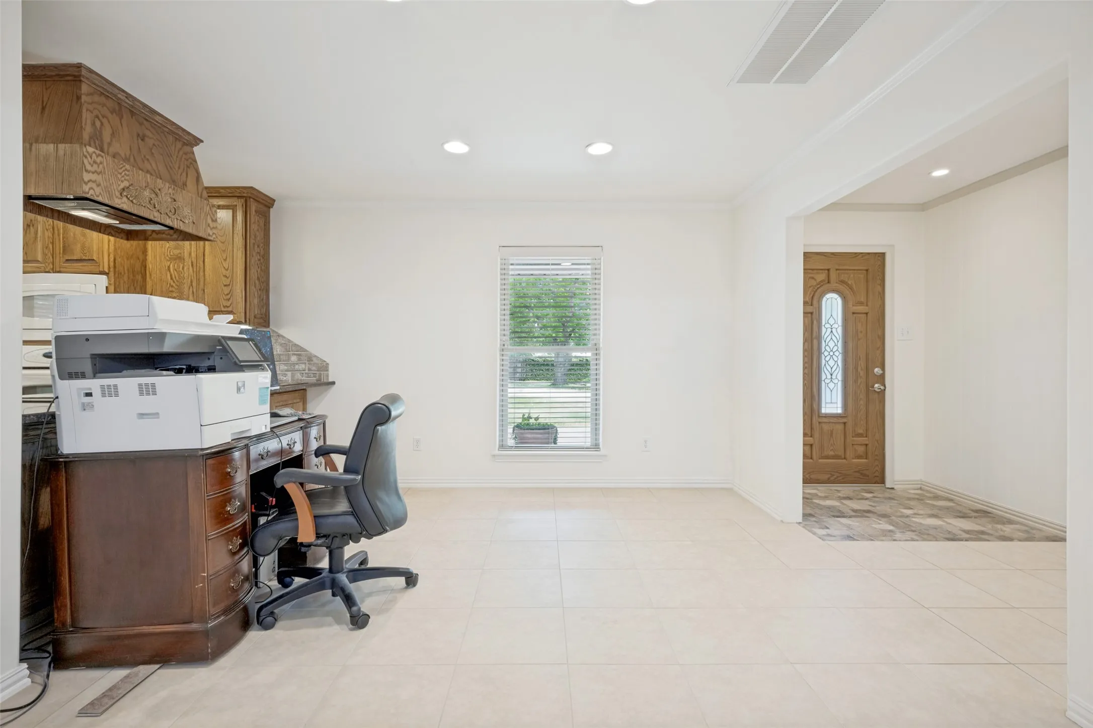 Single Family Residence For Sale in Denton County , 233 Oak Street, Highland Village, Texas 75077, 3 Bedroom, 3 Bathroom, 2 Garage spaces, 2,458 Sqft, built in 1970, mls#21369150, Real Estate Agent in Highland Village, Homes For Sale in Denton county, Homes For Sale in Highland Village, Realtor in Highland Village Texas, Real Estate Brokerage Independent Realty Texas, Luminita Cordes Realtor